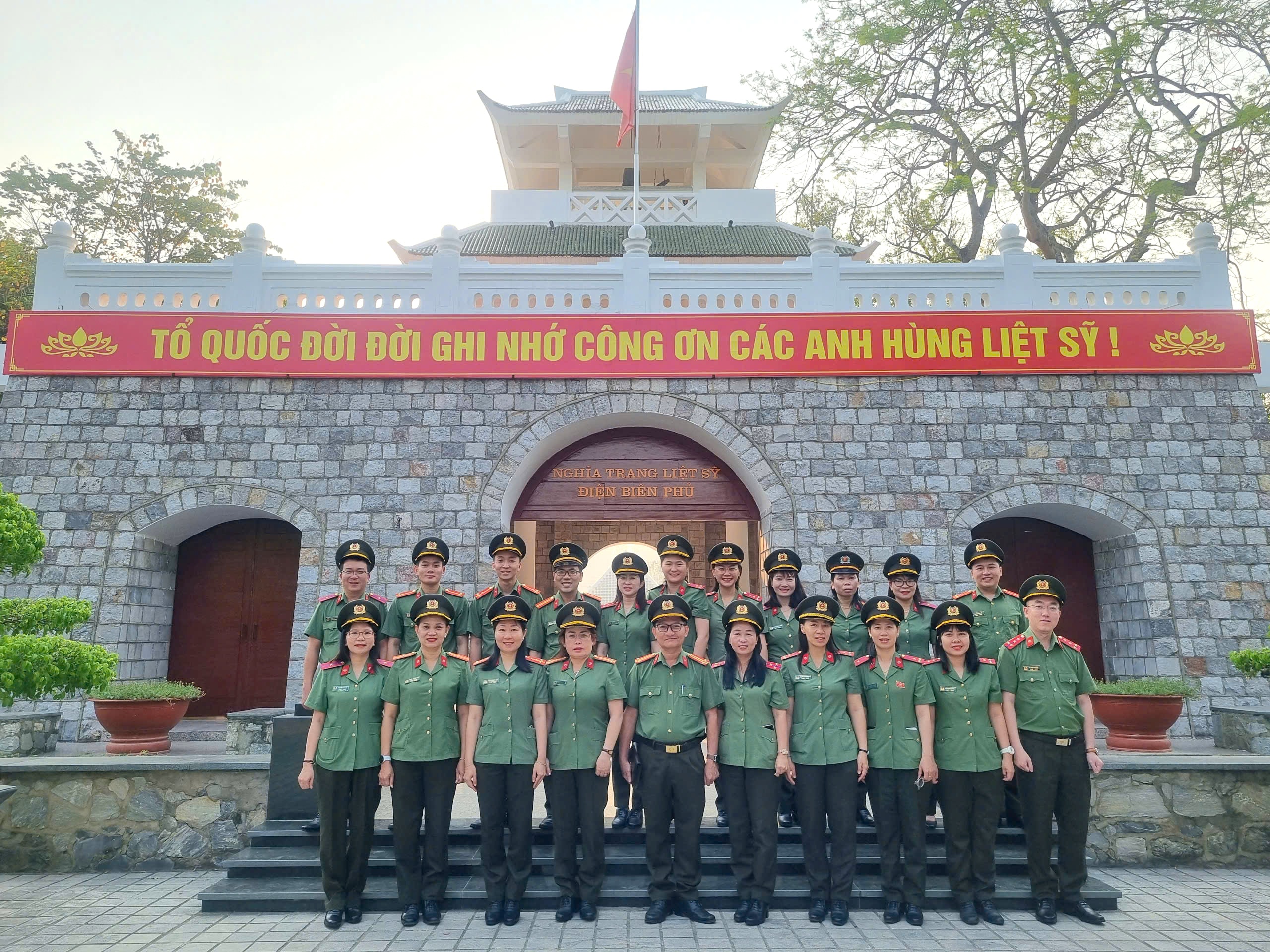 Đảng ủy Phòng Hậu cần và Đội Tài chính tri ân các cán bộ lão thành đã đóng góp xây dựng truyền thống lực lượng.