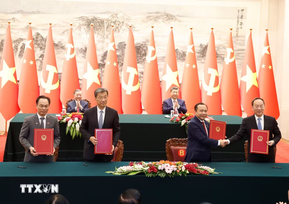ttxvn-tong-bi-thu-chu-tich-nuoc-to-lam-va-tong-bi-thu-chu-tich-nuoc-tap-can-binh-chung-kien-le-ky-cac-van-kien-hop-tac-giua-hai-nuoc-8702436.jpg