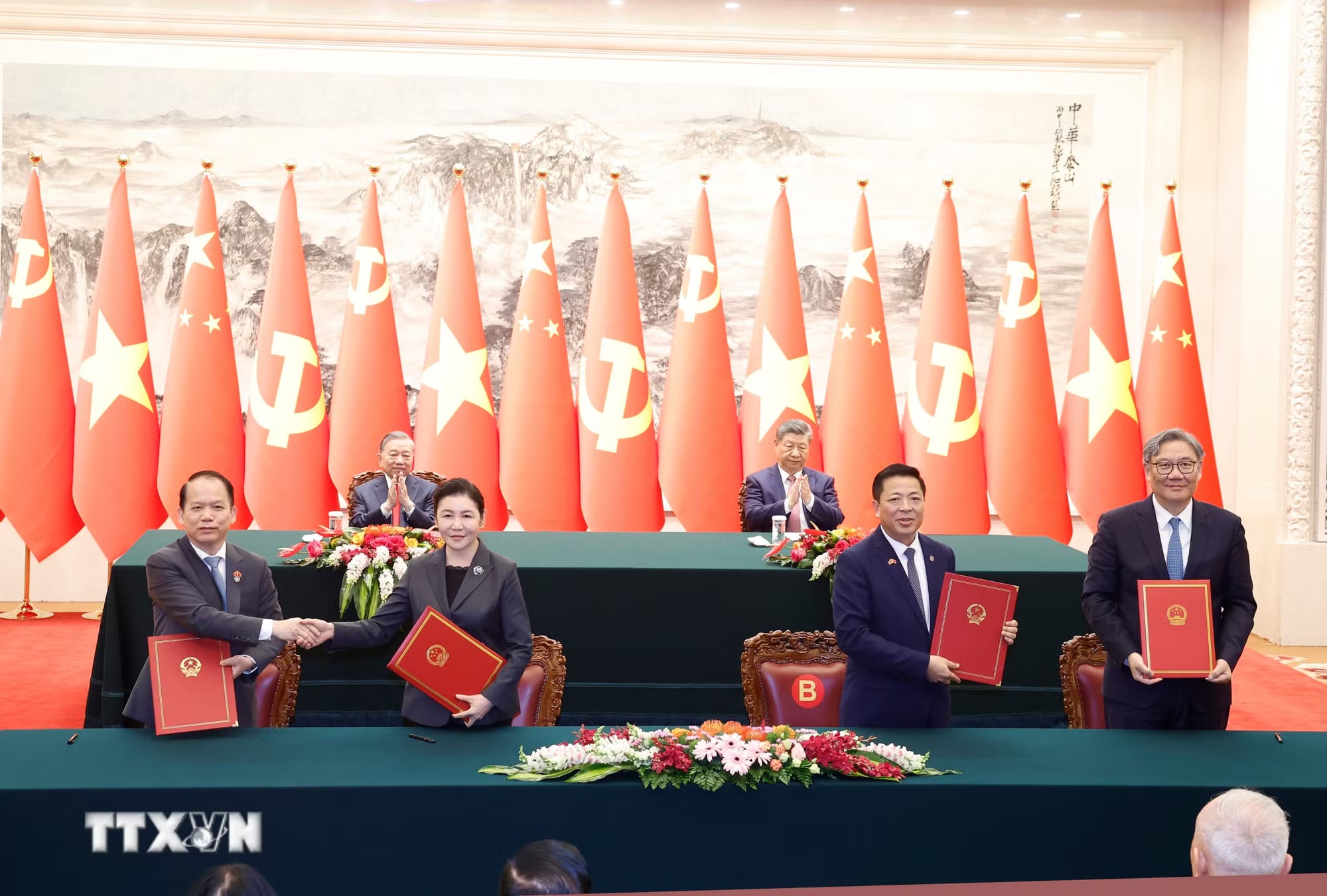 Lễ ký Bản ghi nhớ hợp tác giữa Bộ Tư pháp Việt Nam và Bộ Tư pháp Trung Quốc về tăng cường hợp tác trong lĩnh vực giải quyết tranh chấp dân sự, thương mại của cư dân biên giới và ký Giấy chứng nhận bàn giao hồ sơ kết quả dự án viện trợ Việt Nam lập báo cáo nghiên cứu khả thi tuyến đường sắt Lào Cai-Hà Nội-Hải Phòng giữa Bộ Xây dựng Việt Nam và Bộ Thương mại Trung Quốc. (Ảnh: Thống Nhất/TTXVN) ttxvn-tong-bi-thu-chu-tich-nuoc-to-lam-va-tong-bi-thu-chu-tich-nuoc-tap-can-binh-chung-kien-le-ky-cac-van-kien-hop-tac-giua-hai-nuoc-8702438.jpg