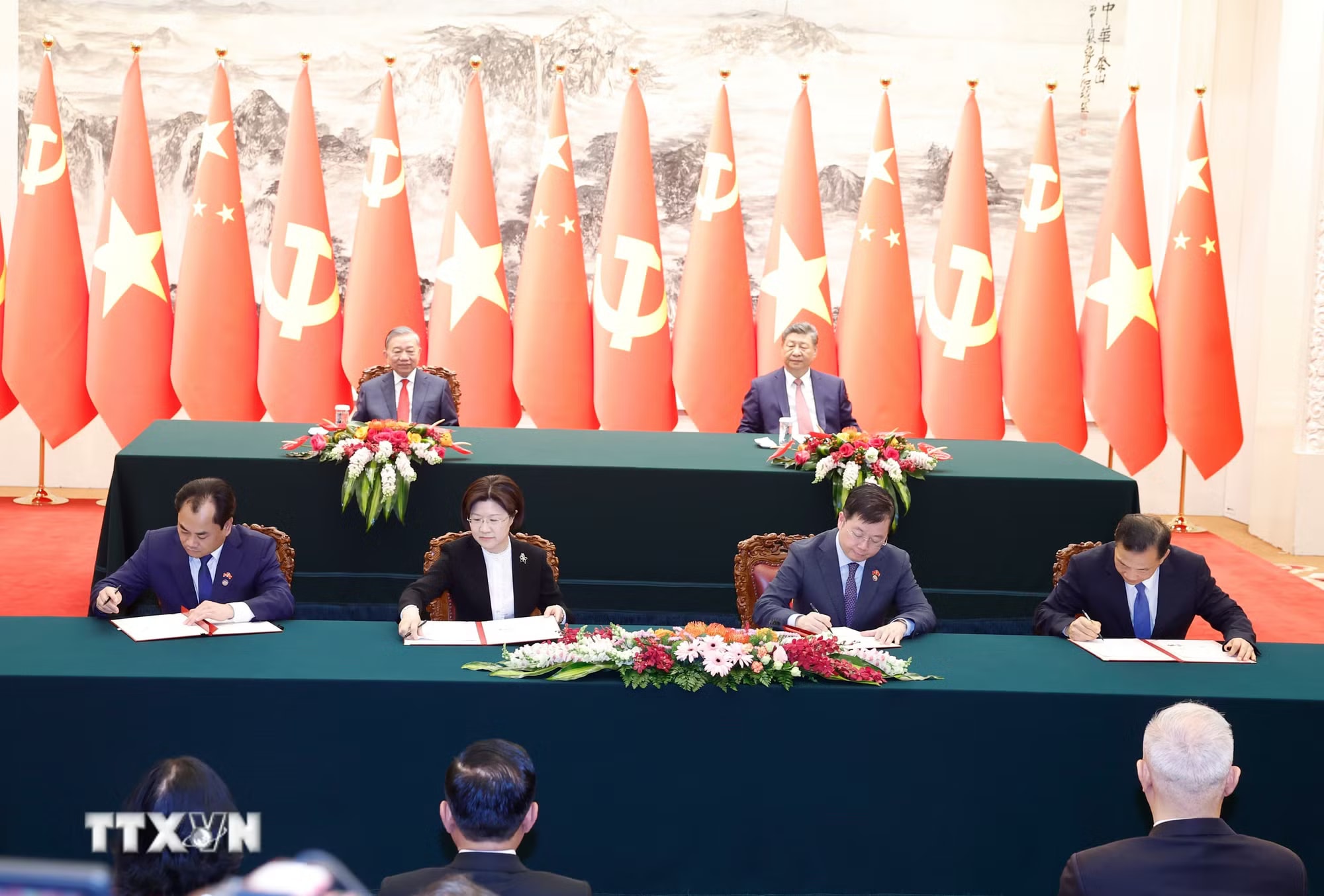 Lễ ký Nghị định thư về yêu cầu kiểm dịch thực vật đối với việc xuất khẩu quả bưởi và quả chanh giữa Bộ Nông nghiệp và Môi trường Việt Nam và Tổng cục Hải quan Trung Quốc; ký Thỏa thuận tăng cường hợp tác Văn hóa Nghệ thuật năm 2026-2027 giữa Đài Truyền hình Việt Nam và Đài Phát thanh truyền hình Trung ương Trung Quốc. (Ảnh: Thống Nhất/TTXVN) ttxvn-tong-bi-thu-chu-tich-nuoc-to-lam-va-tong-bi-thu-chu-tich-nuoc-tap-can-binh-chung-kien-le-ky-cac-van-kien-hop-tac-giua-hai-nuoc-8702447.jpg