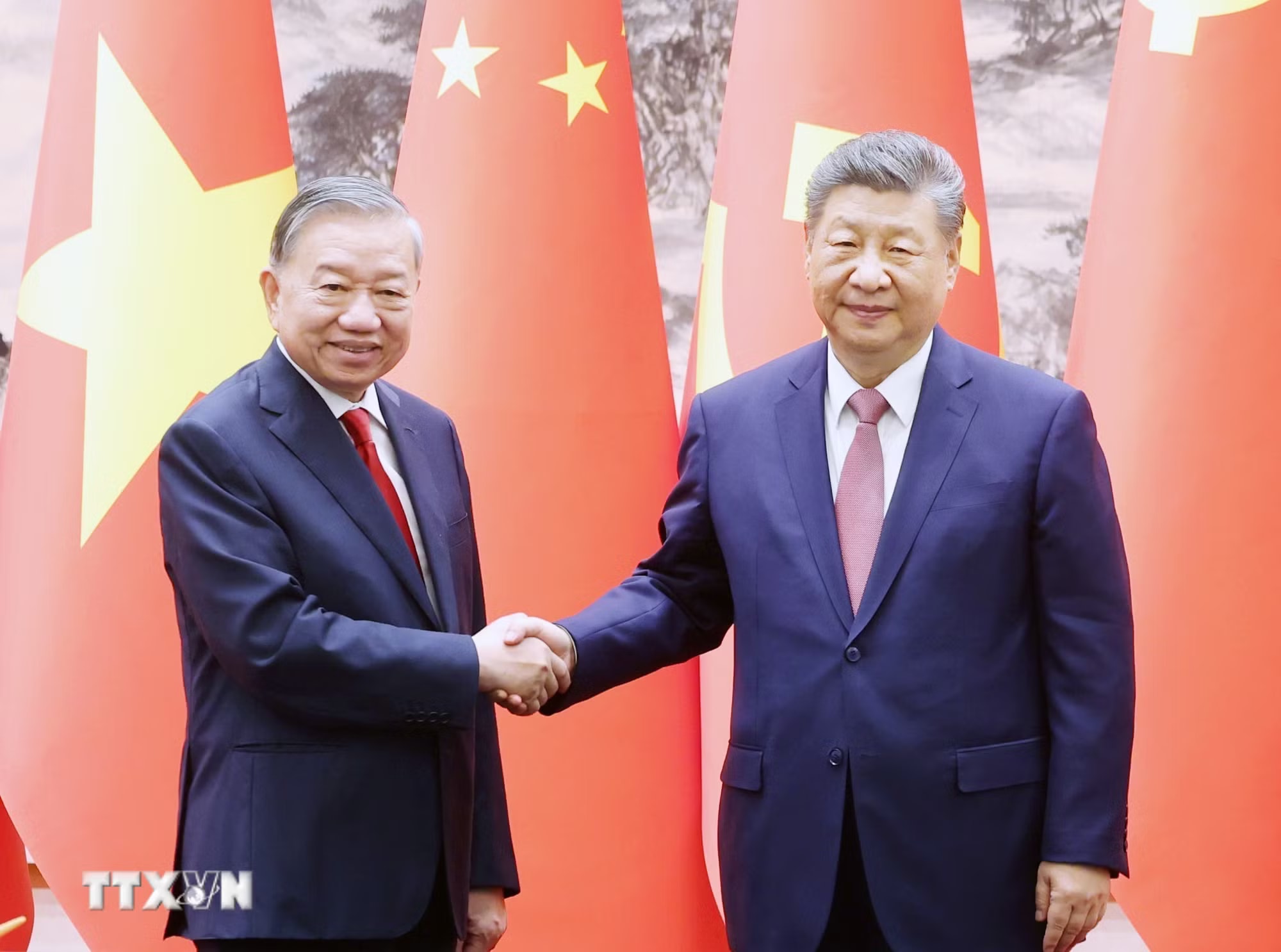 Tổng Bí thư, Chủ tịch nước Tô Lâm và Tổng Bí thư, Chủ tịch nước Tập Cận Bình tại cuộc chứng kiến Lễ ký các văn kiện hợp tác giữa hai nước. (Ảnh: Thống Nhất/TTXVN) ttxvn-tong-bi-thu-chu-tich-nuoc-to-lam-va-tong-bi-thu-chu-tich-nuoc-tap-can-binh-chung-kien-le-ky-cac-van-kien-hop-tac-giua-hai-nuoc-8702456.jpg