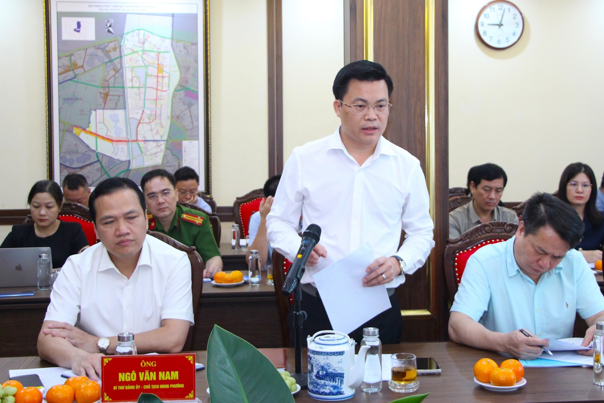 Phó Chủ tịch UBND phường Đông Ngạc Nguyễn Văn Công báo cáo tại buổi làm việc.