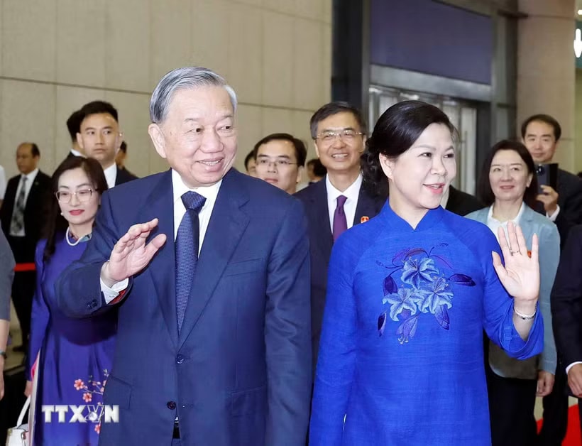 Tổng Bí thư, Chủ tịch nước Tô Lâm cùng Phu nhân tại ga Nam Ninh Đông, Thành phố Nam Ninh. (Ảnh: Thống Nhất/TTXVN)
