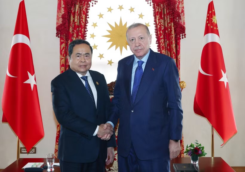 Vietnam’s National Assembly Chairman Tran Thanh Man (L) and Turkish President Recep Tayyip Erdogan at their meeting in Istanbul on April 16, 2026. (Photo: VNA)