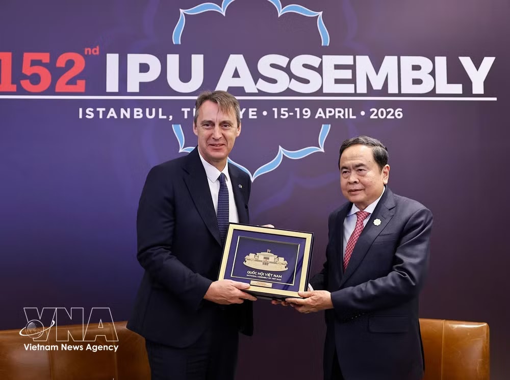 Chairman of the National Assembly Tran Thanh Man presents a souvenir to President of the Belgian Senate Vincent Blondel at their meeting in Istanbul, Türkiye, on April 17. (Photo: VNA)
