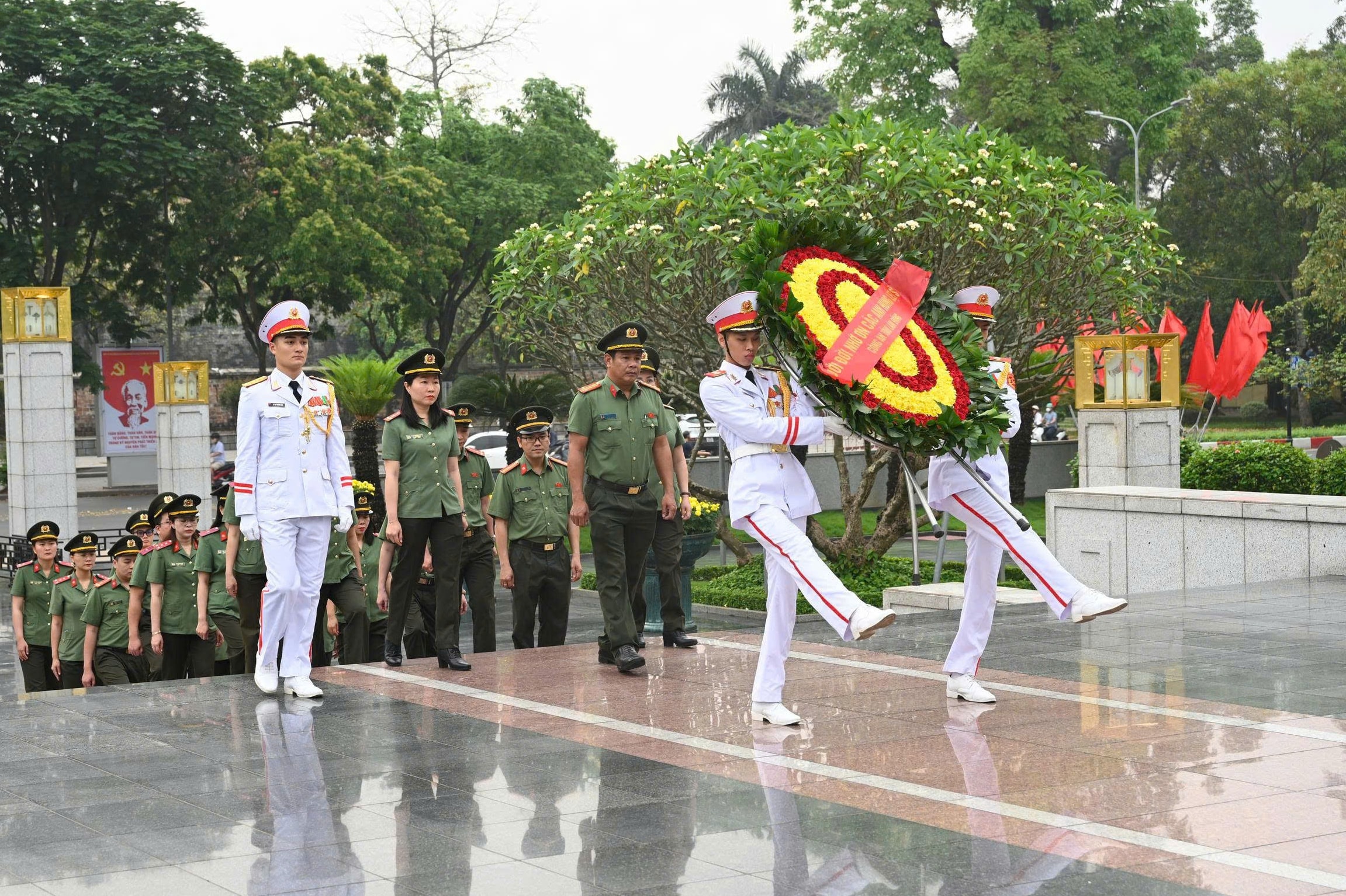 Nhân chuyến công tác tại Hà Nội, đoàn công tác lực lượng tài chính Công an Lâm Đồng đã đến viếng Bác