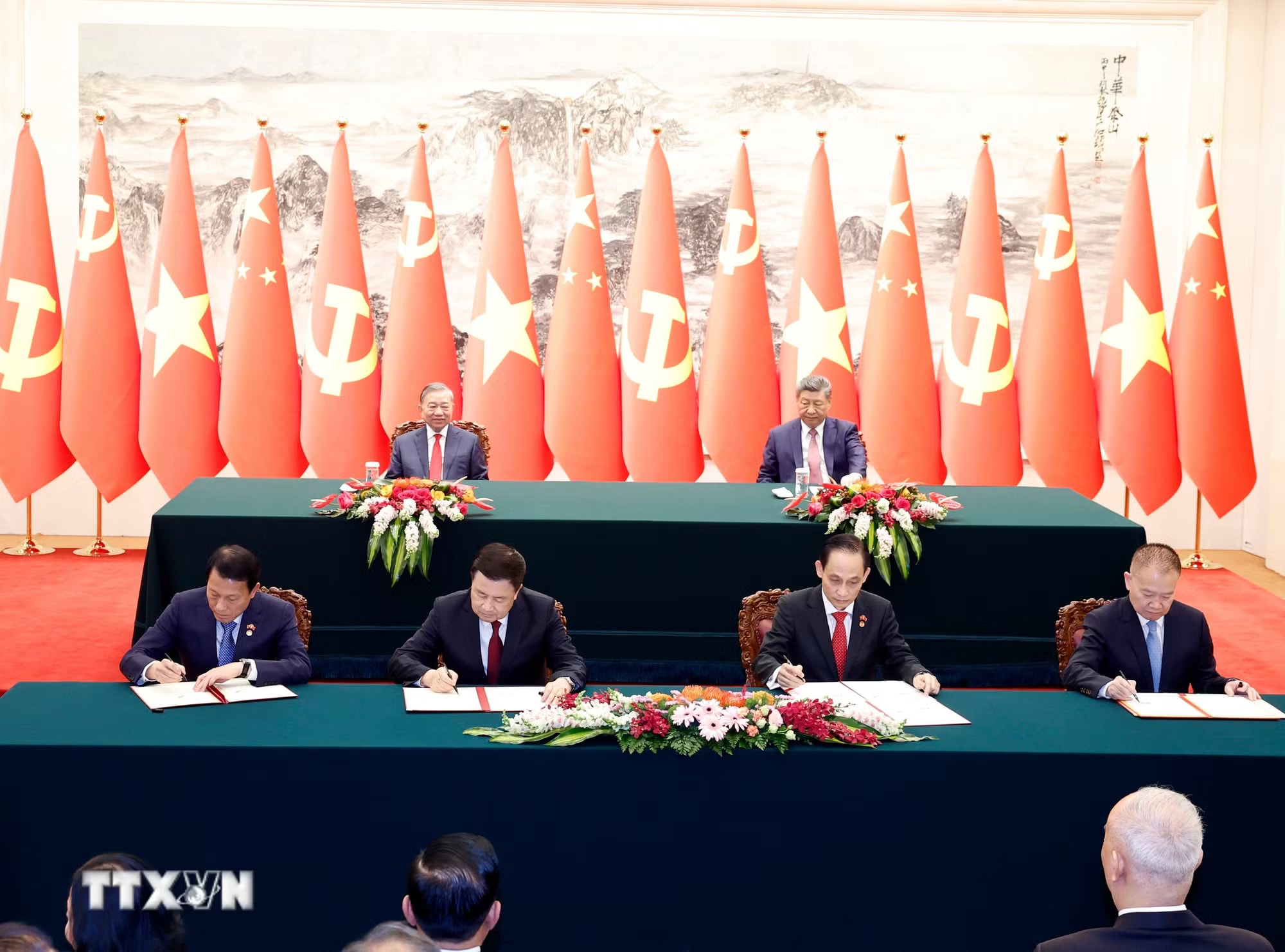 Bộ trưởng Công an Lương Tam Quang và Bộ trưởng Công an Trung Quốc Vương Tiểu Hồng ký Nghị định thư về thiết lập, quản lý và vận hành đường dây nóng cấp Bộ trưởng giữa hai Bộ; Bộ trưởng Ngoại giao Lê Hoài Trung và Trưởng ban Liên lạc Đối ngoại Trung ương Đảng Cộng sản Trung Quốc Lưu Hải Tinh ký 2 văn kiện: Kế hoạch hợp tác giữa hai Đảng giai đoạn 2026-2030 và Thỏa thuận hợp tác giữa Bộ Ngoại giao hai nước. (Ảnh: Thống Nhất/TTXVN)