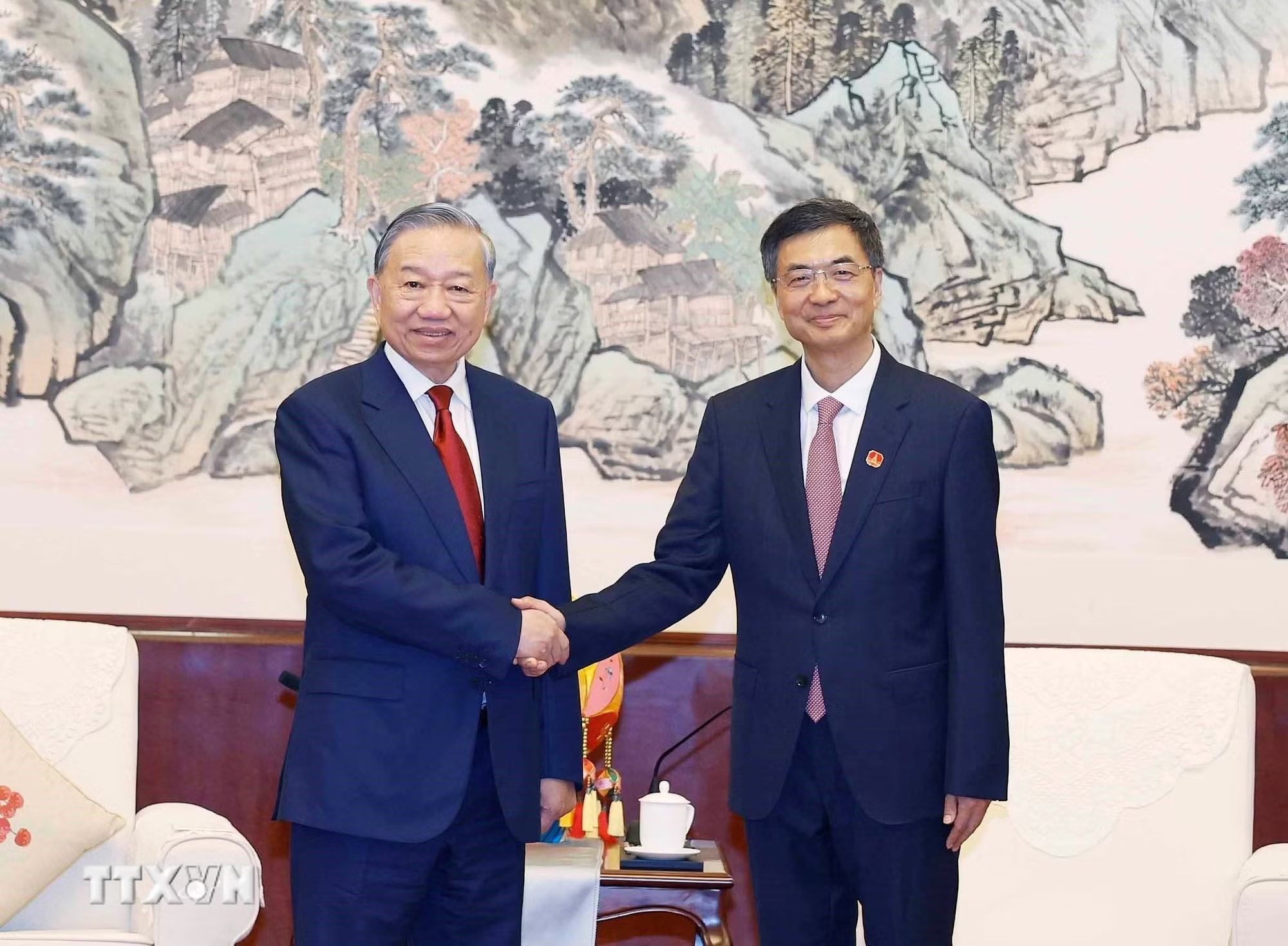 Tổng Bí thư, Chủ tịch nước Tô Lâm hội kiến đồng chí Trần Cương, Ủy viên Trung ương Đảng, Bí thư khu ủy Khu tự trị dân tộc Choang Quảng Tây. (Ảnh: Thống Nhất/TTXVN) ttxvn-tong-bi-thu-chu-tich-nuoc-to-lam-hoi-kien-dong-chi-tran-cuong-uy-vien-trung-uong-dang-bi-thu-khu-uy-khu-tu-tri-dan-toc-choang-quang-tay-1604-1.jpg