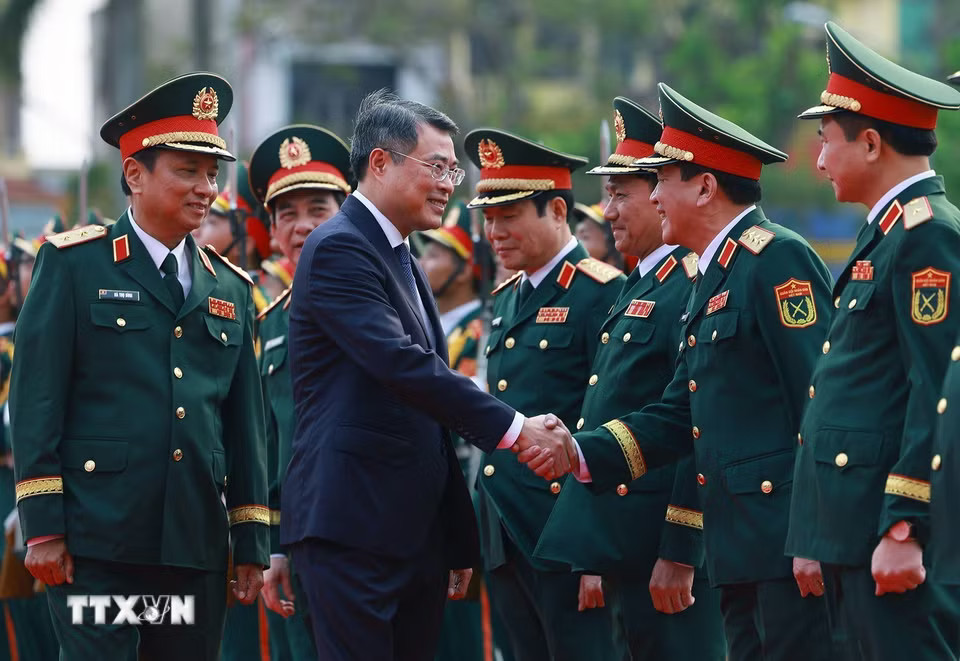 a707e71dafe8b84c45fd3123536191-_ttxvn-thu-tuong-du-le-don-nhan-danh-hieu-anh-hung-llvt-nhan-dan-cua-quan-khu-4-2.jpg.avif.jpg