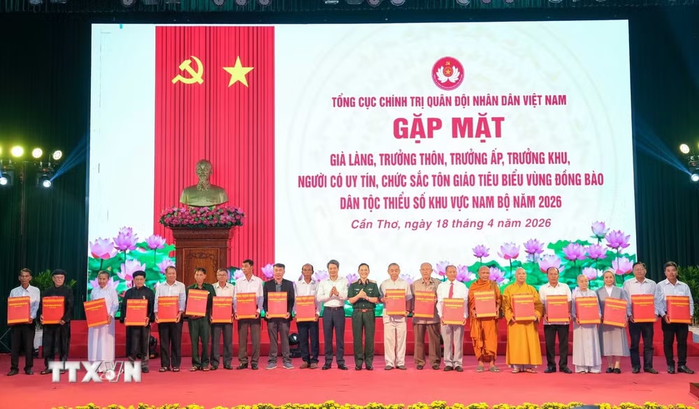ttxvn-dai-tuong-nguyen-trong-nghia-gap-mat-gia-lang-truong-thon-chuc-sac-ton-giao-tieu-bieu-khu-vuc-nam-bo3.jpg