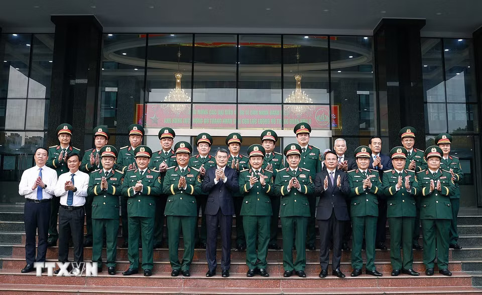 c4cee27aa59bc2649ec4152649f8-_ttxvn-thu-tuong-du-le-don-nhan-danh-hieu-anh-hung-llvt-nhan-dan-cua-quan-khu-4-10.jpg.avif.jpg