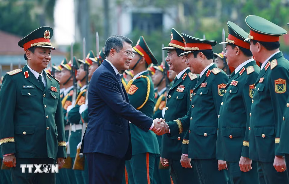d1c1bf86590ecc27ab6a25fa6031-_ttxvn-thu-tuong-du-le-don-nhan-danh-hieu-anh-hung-llvt-nhan-dan-cua-quan-khu-4-4.jpg.avif.jpg