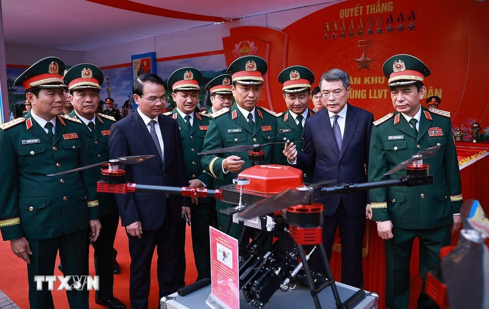 e018b51be4262521beec542c9efaa1-_ttxvn-thu-tuong-du-le-don-nhan-danh-hieu-anh-hung-llvt-nhan-dan-cua-quan-khu-4-9.jpg.avif.jpg