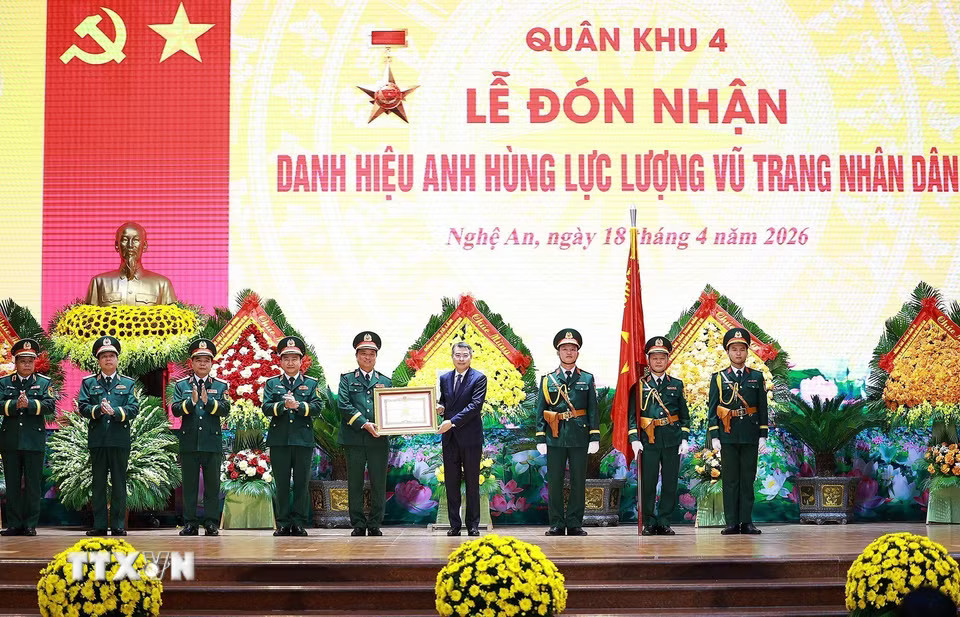 e4b93c23ccf970278c7c3ed0edf96c8-_ttxvn-thu-tuong-du-le-don-nhan-danh-hieu-anh-hung-llvt-nhan-dan-cua-quan-khu-4-12.jpg.avif.jpg