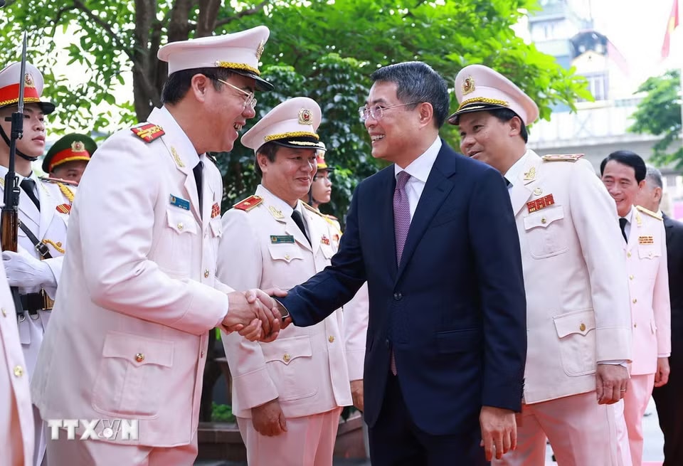 f0269ab219cbeefd6f4cd3ccce5c6303f7ed1ea1c31a8db33971be82d114b-_ttxvn-1804-thu-tuong-le-minh-hung-canh-sat-hinh-su.jpg.avif.jpg