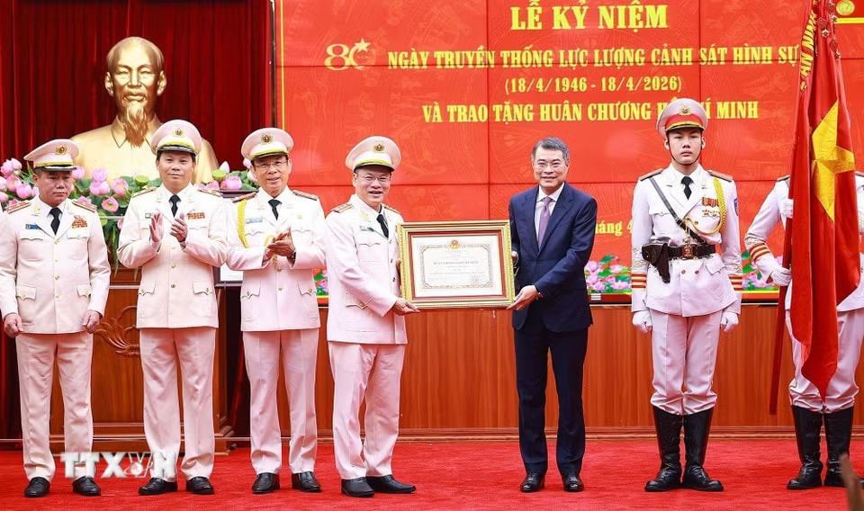 f498823eb35fe74d4aa49dacd4d2cdb57feb901aea868e56e8a402356a73-_ttxvn-1804-thu-tuong-le-minh-hung-canh-sat-hinh-su-4.jpg.avif.jpg