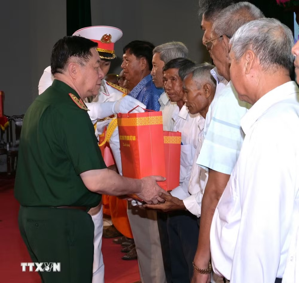 ttxvn-dai-tuong-nguyen-trong-nghia-gap-mat-gia-lang-truong-thon-chuc-sac-ton-giao-tieu-bieu-khu-vuc-nam-bo4.jpg