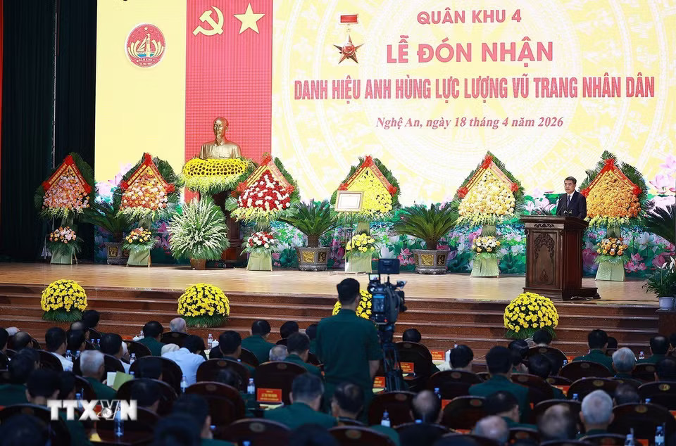 fbc949c392df4155062f83822046beb-_ttxvn-thu-tuong-du-le-don-nhan-danh-hieu-anh-hung-llvt-nhan-dan-cua-quan-khu-4-14.jpg.avif.jpg
