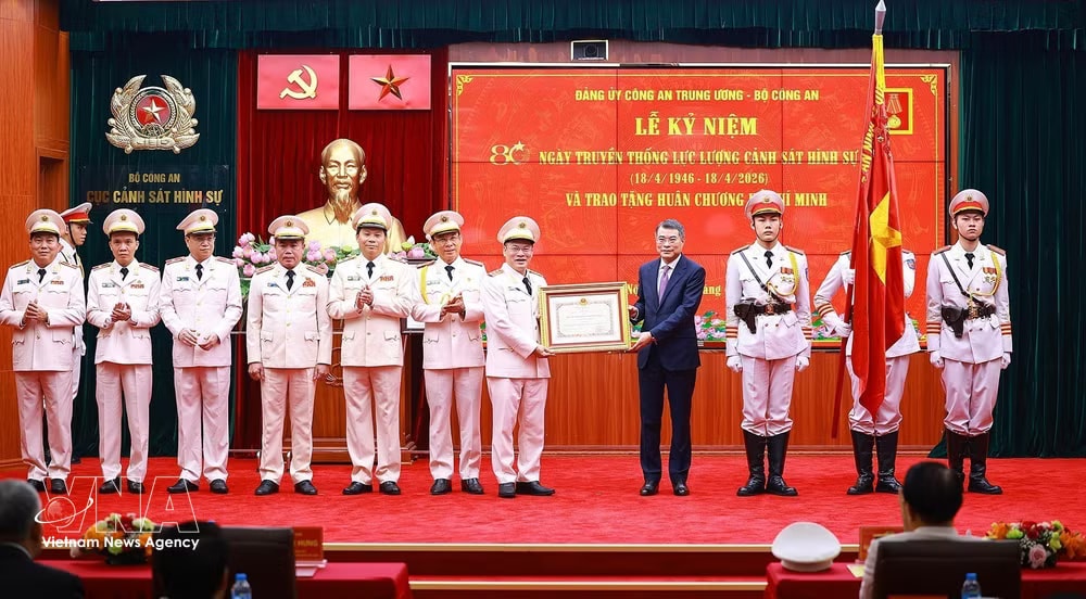 Prime Minister Le Minh Hung presents the Ho Chi Minh Order to the Criminal Police force on April 18. (Photo: VNA)