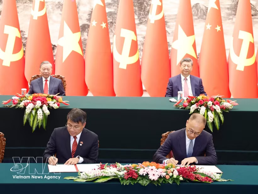 General Secretary of the Communist Party of Vietnam Central Committee and President of Vietnam To Lam (left, back) and his Chinese counterpart Xi Jinping witness the signing of cooperation agreements between the two countries on April 15, 2026. (Photo: VNA)