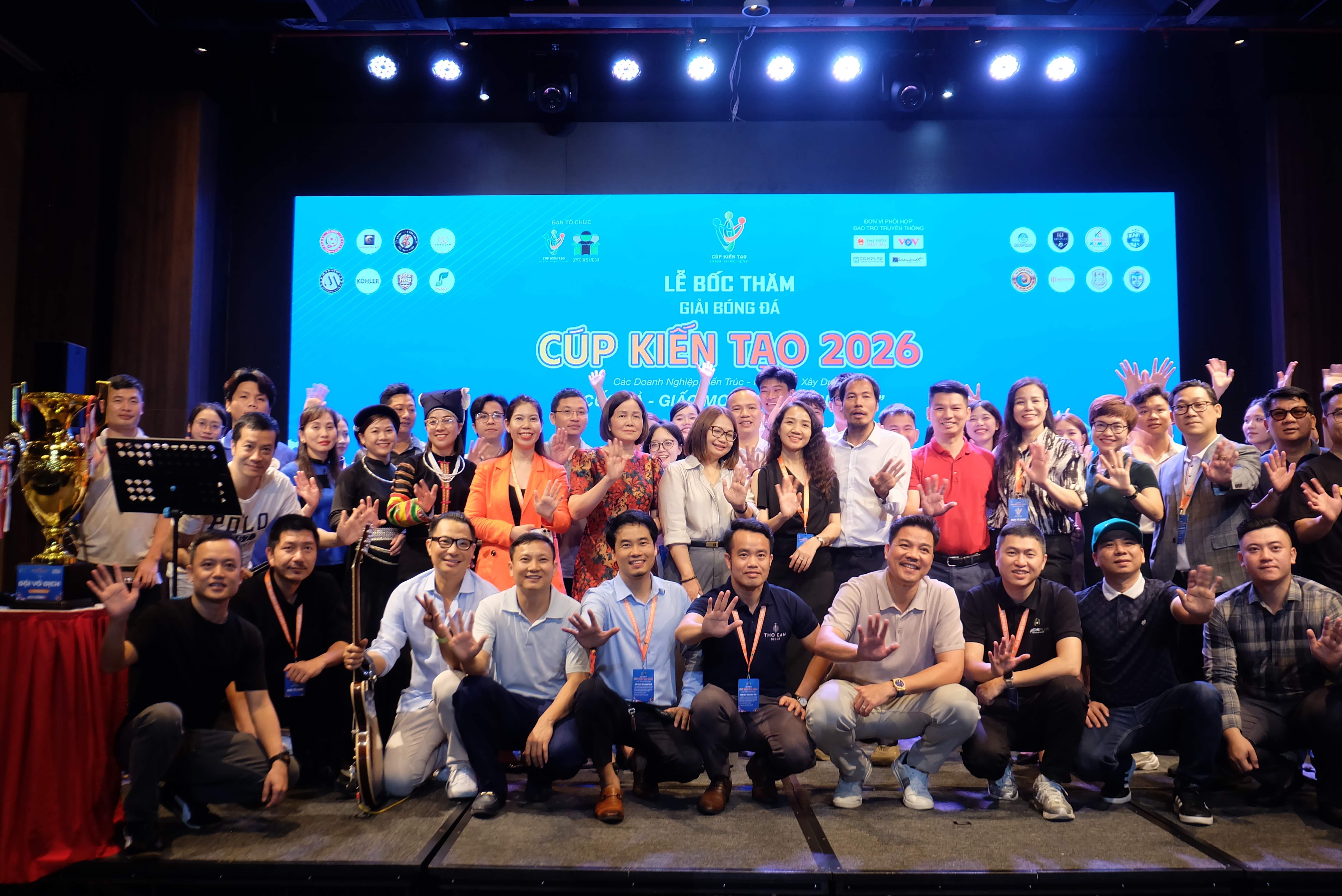 Các đại biểu chụp ảnh lưu niệm
