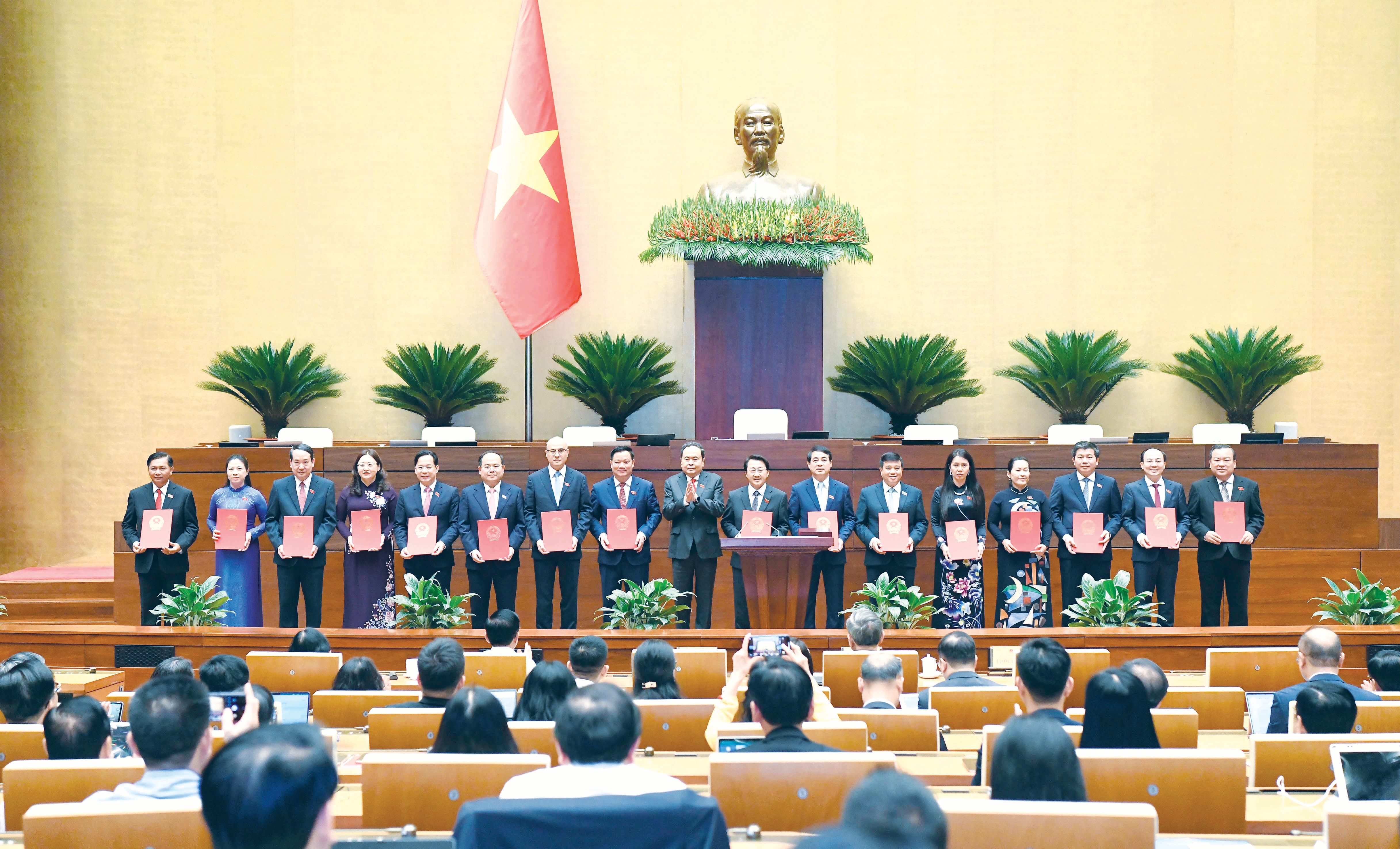 02.....CTQH trao Nghị quyết của UBTVQH cho các Trưởng đoàn ĐBQH các tỉnh thành phốDSC_6175