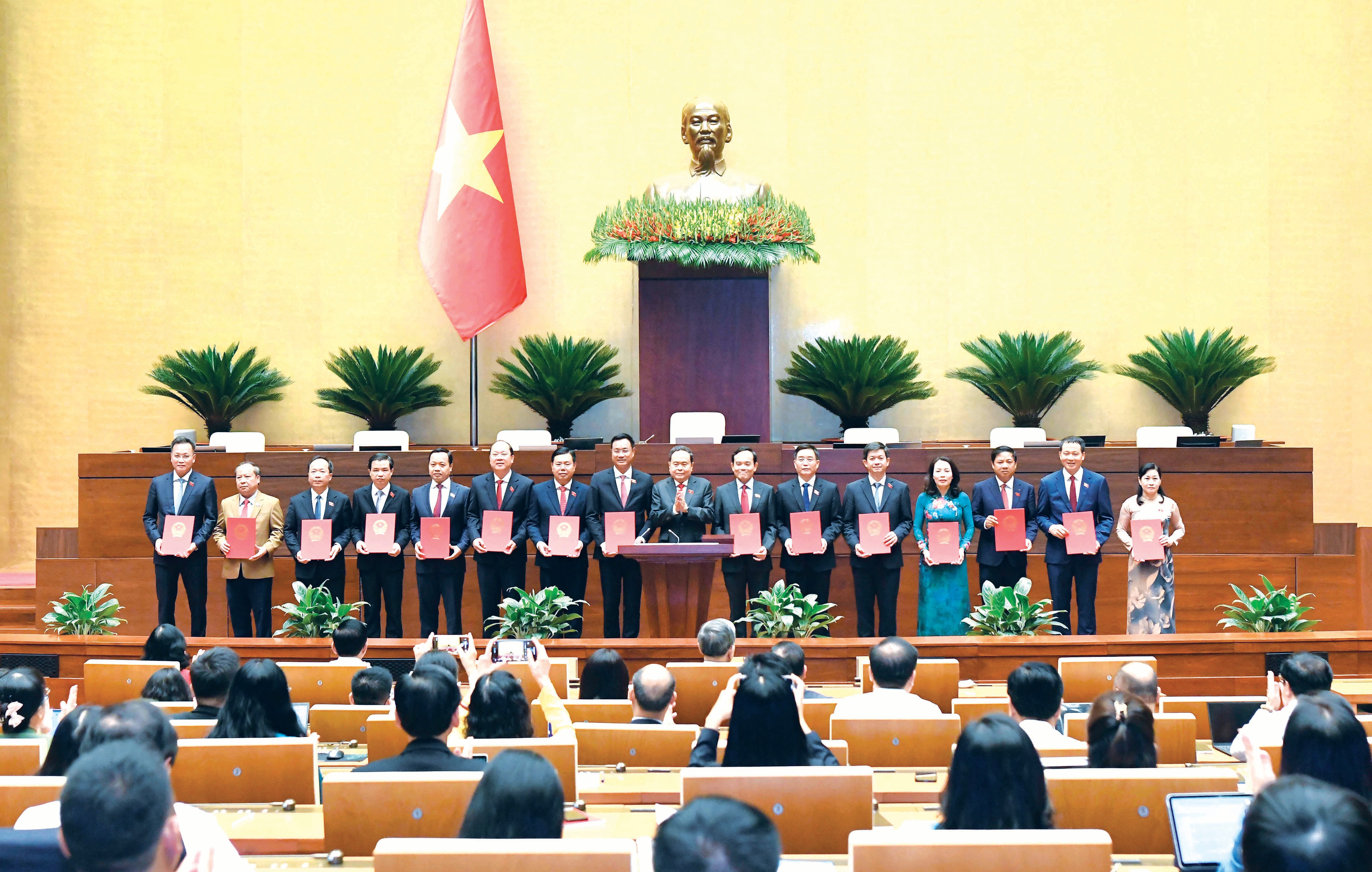 02....ctqh-trao-nghi-quyet-cua-ubtvqh-cho-cac-truong-doan-dbqh-cac-tinh-thanh-phodsc_6167.jpg