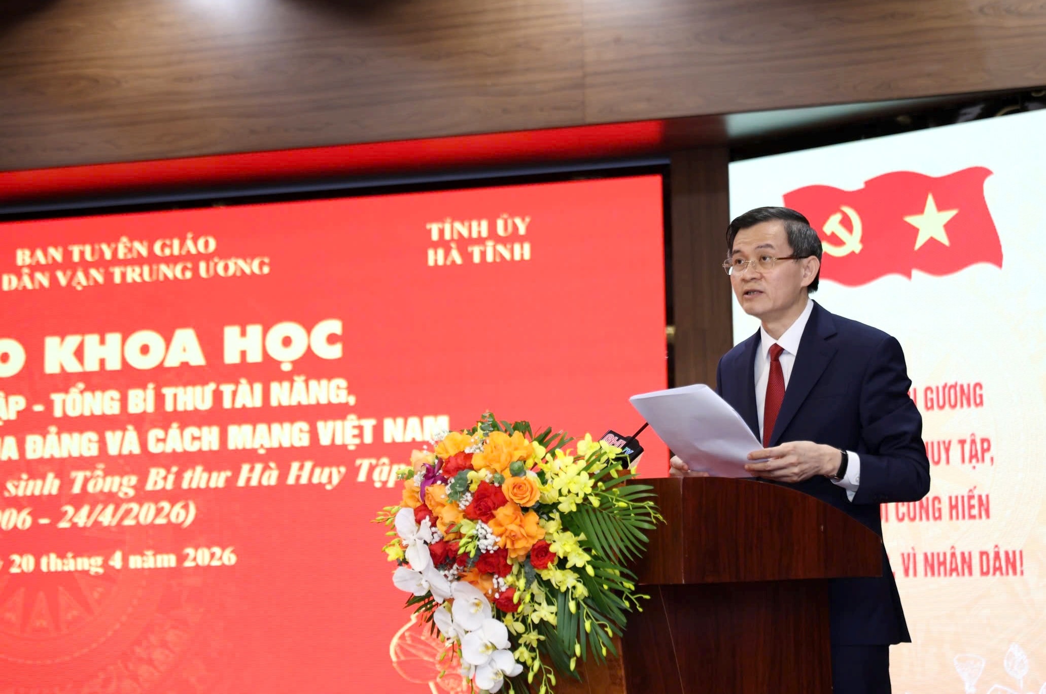 Ủy viên Bộ Chính trị, Giám đốc Học viện Chính trị quốc gia Hồ Chí Minh Đoàn Minh Huấn phát biểu tại hội thảo