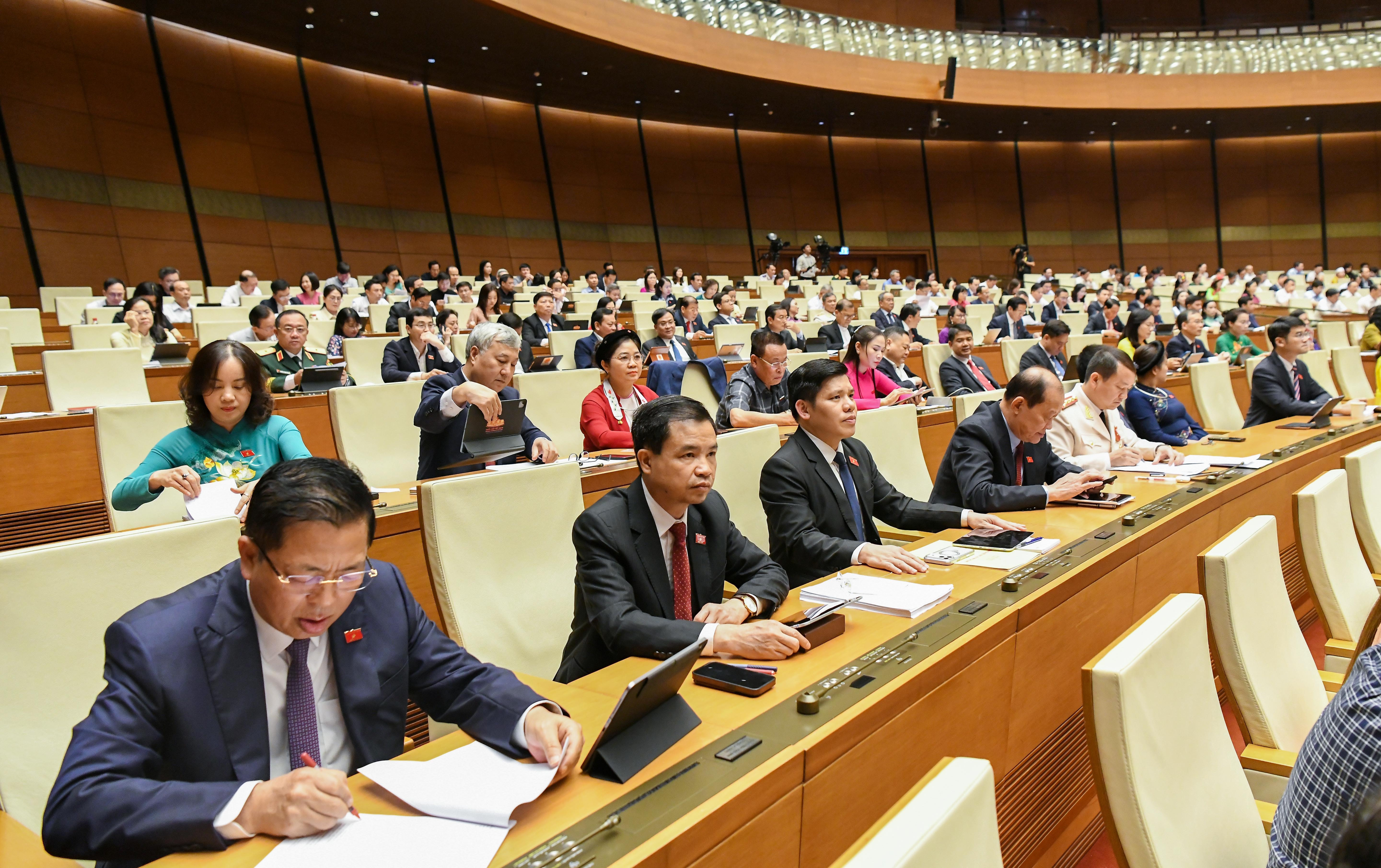 Các Đoàn ĐBQH tham dự phiên họp.