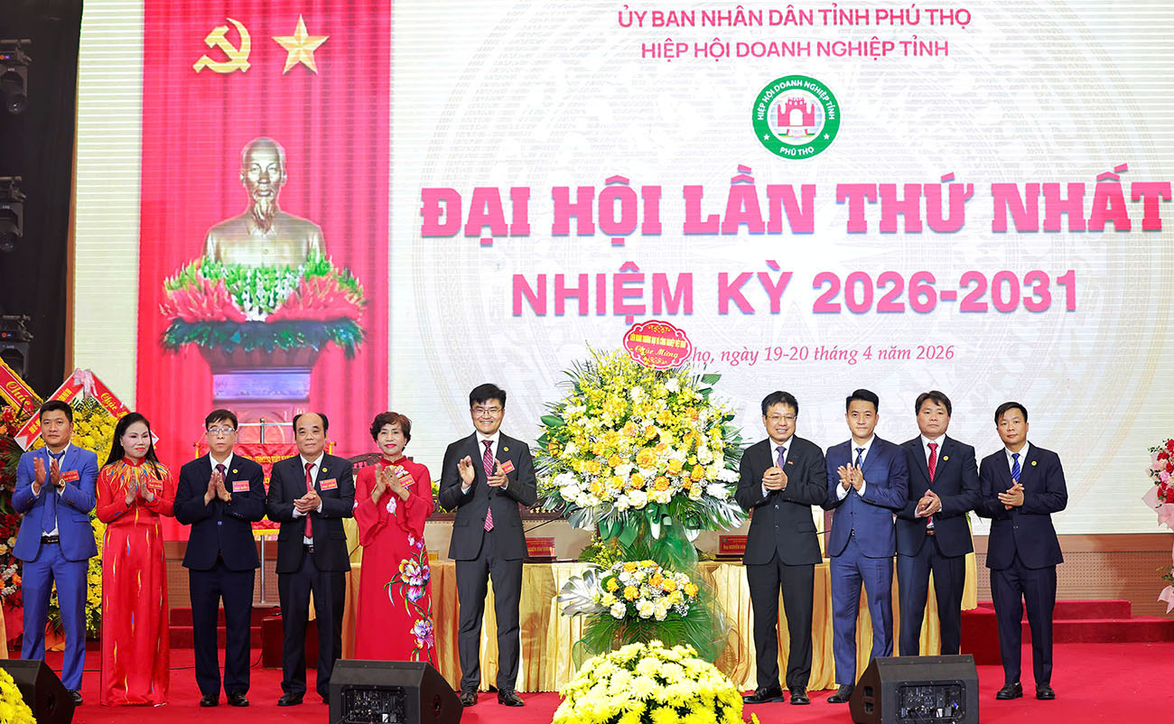 Chủ tịch Liên đoàn Thương mại và Công nghiệp Việt Nam Hồ Sỹ Hùng tặng hoa chúc mừng Đại hội