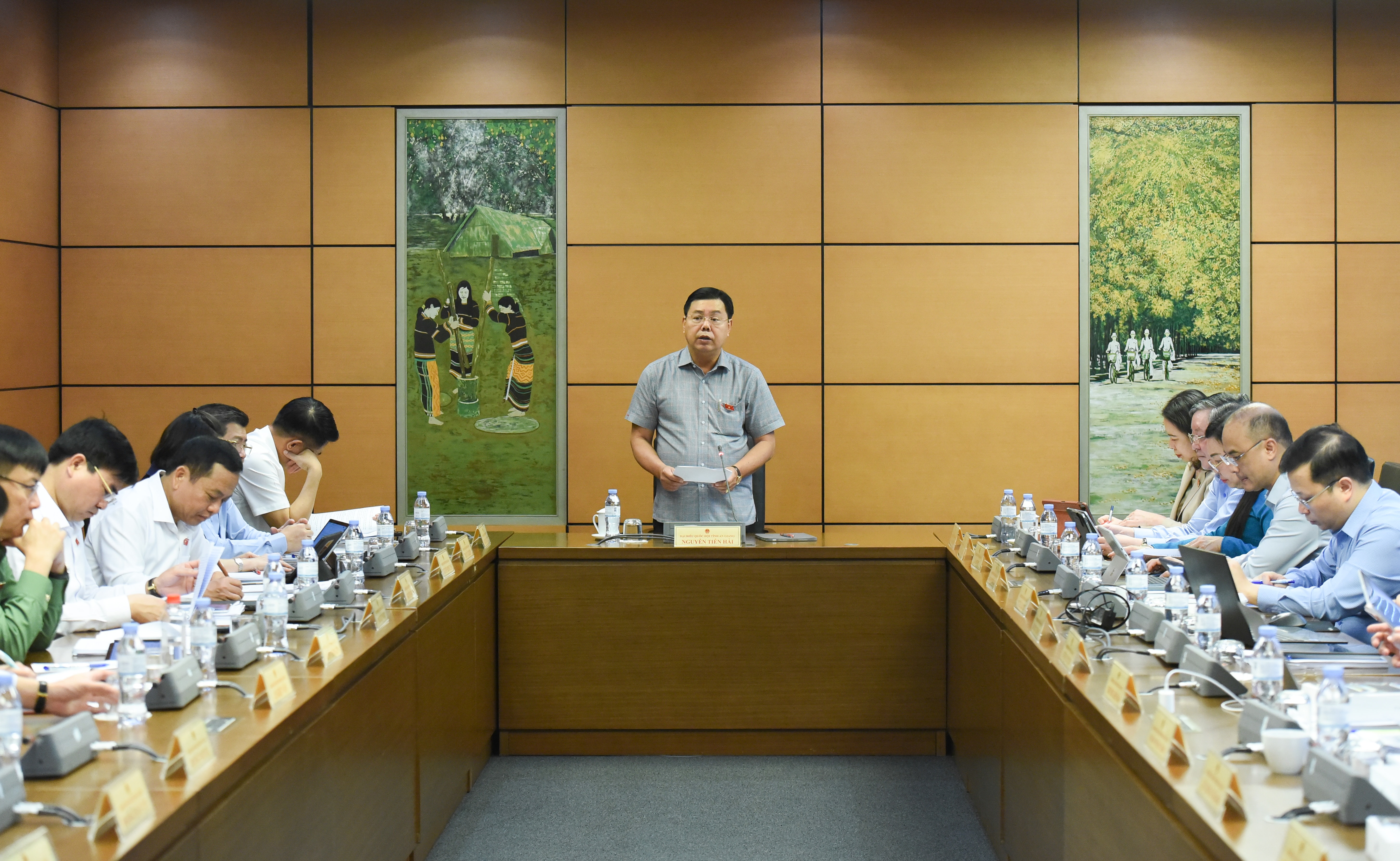 Các đại biểu tham dự thảo luận tại Tổ 13 sáng 20/4. 