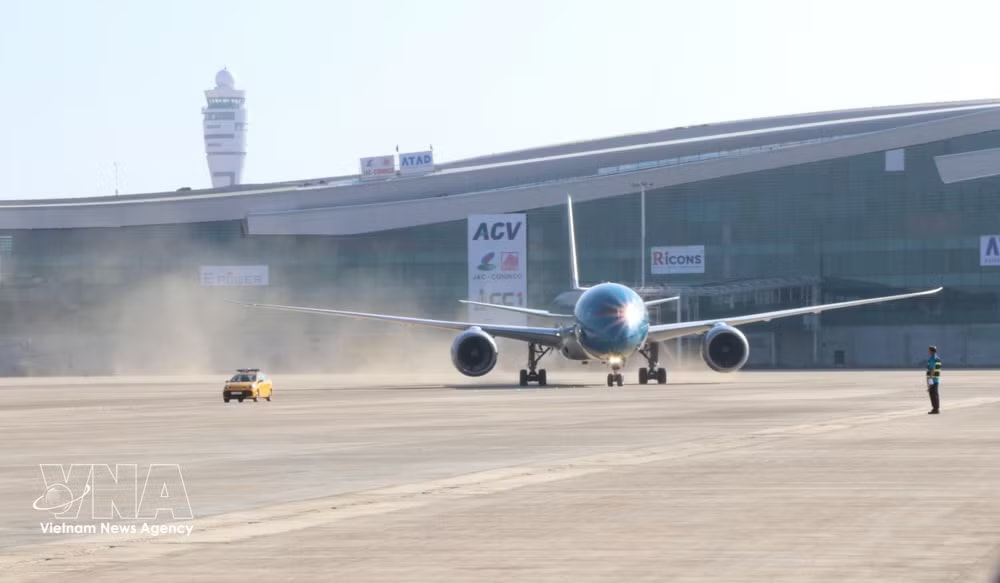 On December 19, 2025, the first flight lands at Long Thanh Airport, marking a significant moment for Vietnam's aviation industry. (Photo: VNA) vnanet-potal-dong-nai-dau-an-40-nam-doi-moi-8525448.jpg