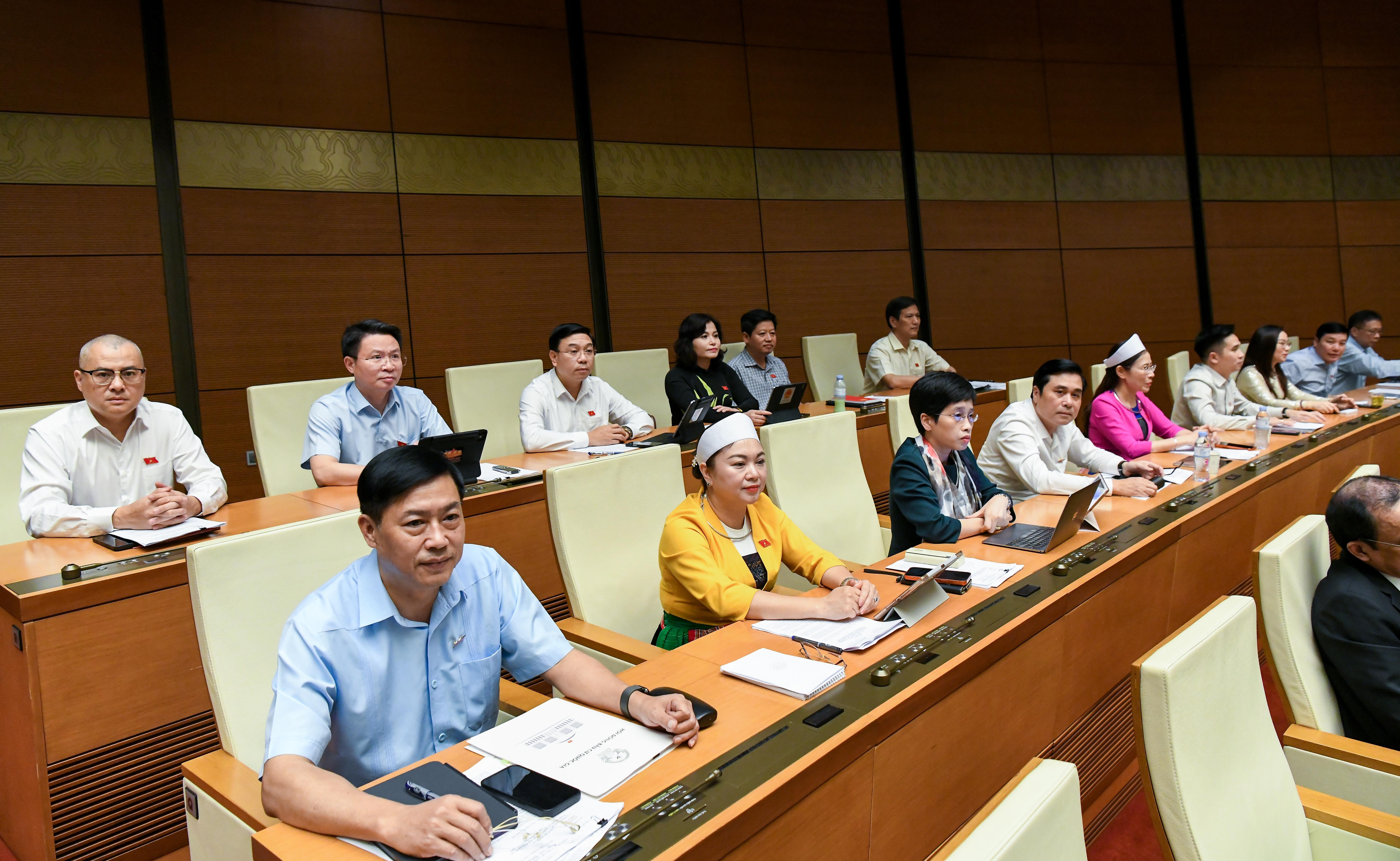 Đoàn ĐBQH Phú Thọ tham dự phiên họp.