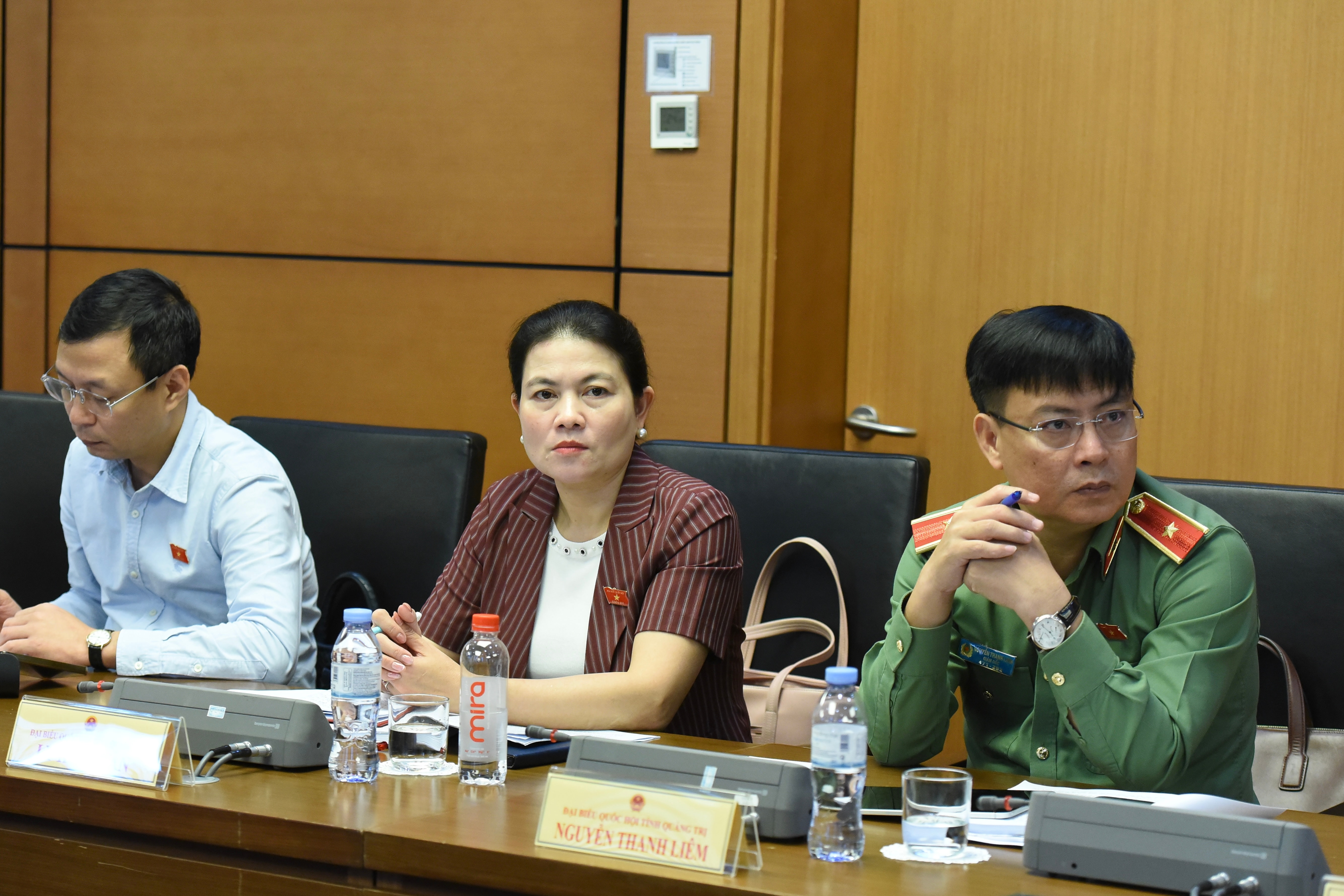 Các đại biểu Đoàn Quảng Trị tham gia thảo luận ở Tổ 13 sáng 20/4.