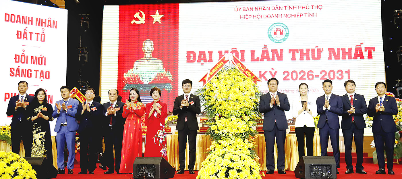 Lãnh đạo tỉnh Phú Thọ tặng lẵng hoa tươi thắm