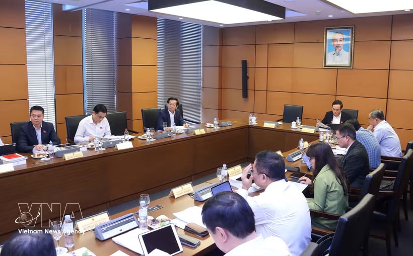 The delegation of National Assembly deputies from Ho Chi Minh City holds a group discussion. (Photo: VNA)