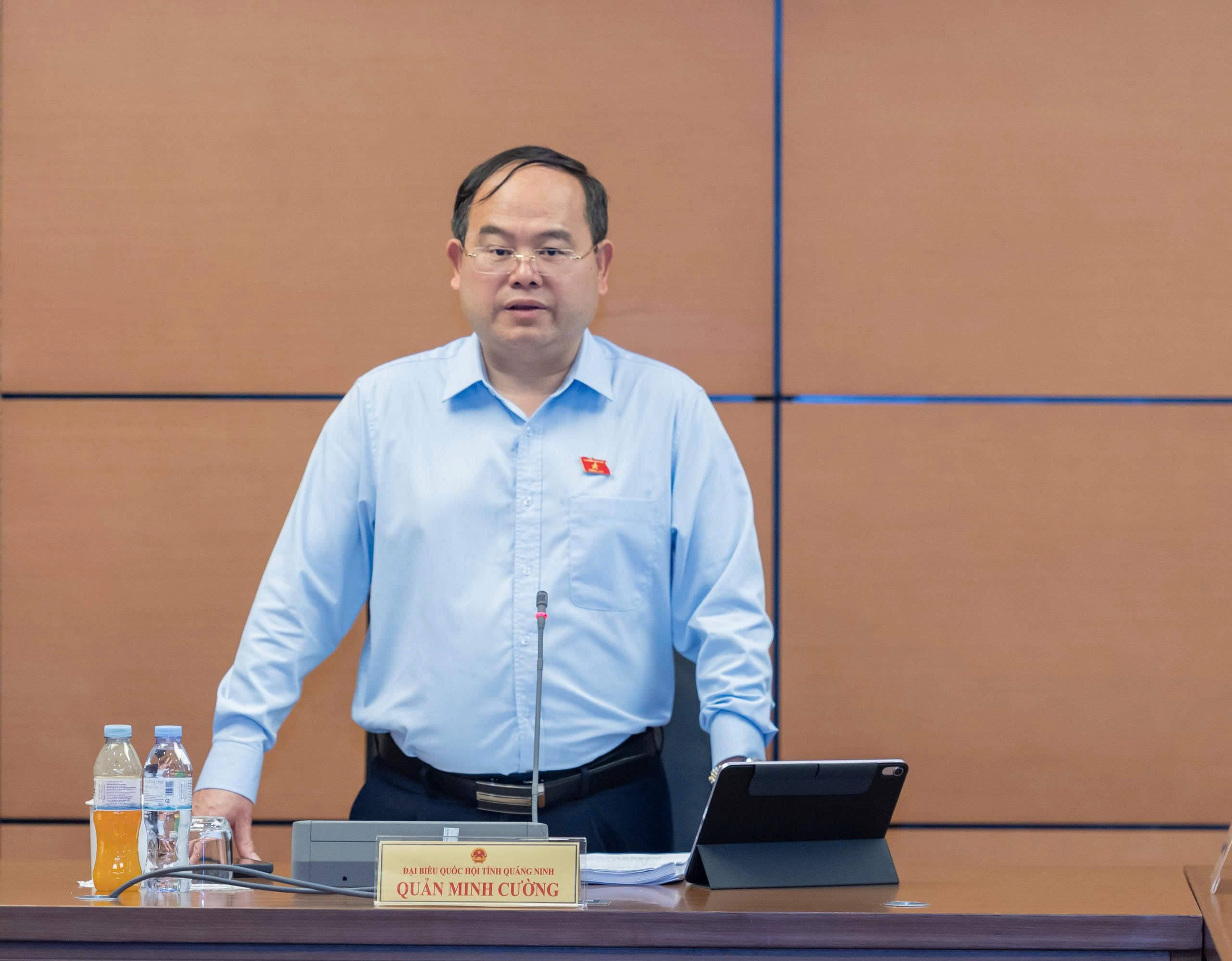 رئيس وفد مقاطعة كوانغ نينه في الجمعية الوطنية، كوان مينه كوونغ، يلقي خطابًا. الصورة: مانه هونغ