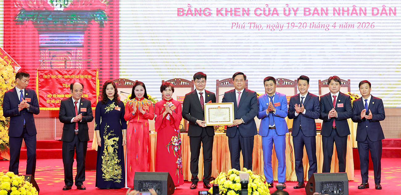 Tặng bằng khen cho Hiệp hội DN tỉnh
