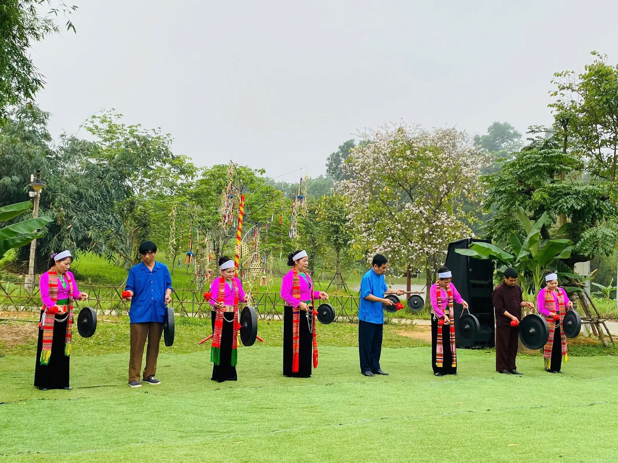 Nghệ nhân, chức sắc, người có uy tín, người trực tiếp gìn giữ, thực hành và truyền dạy văn hóa dân gian đặc biệt quan trọng trong bảo tồn bản sắc văn hóa dân tộc, cần được quan tâm đầy đủ. Ảnh: LVHDL