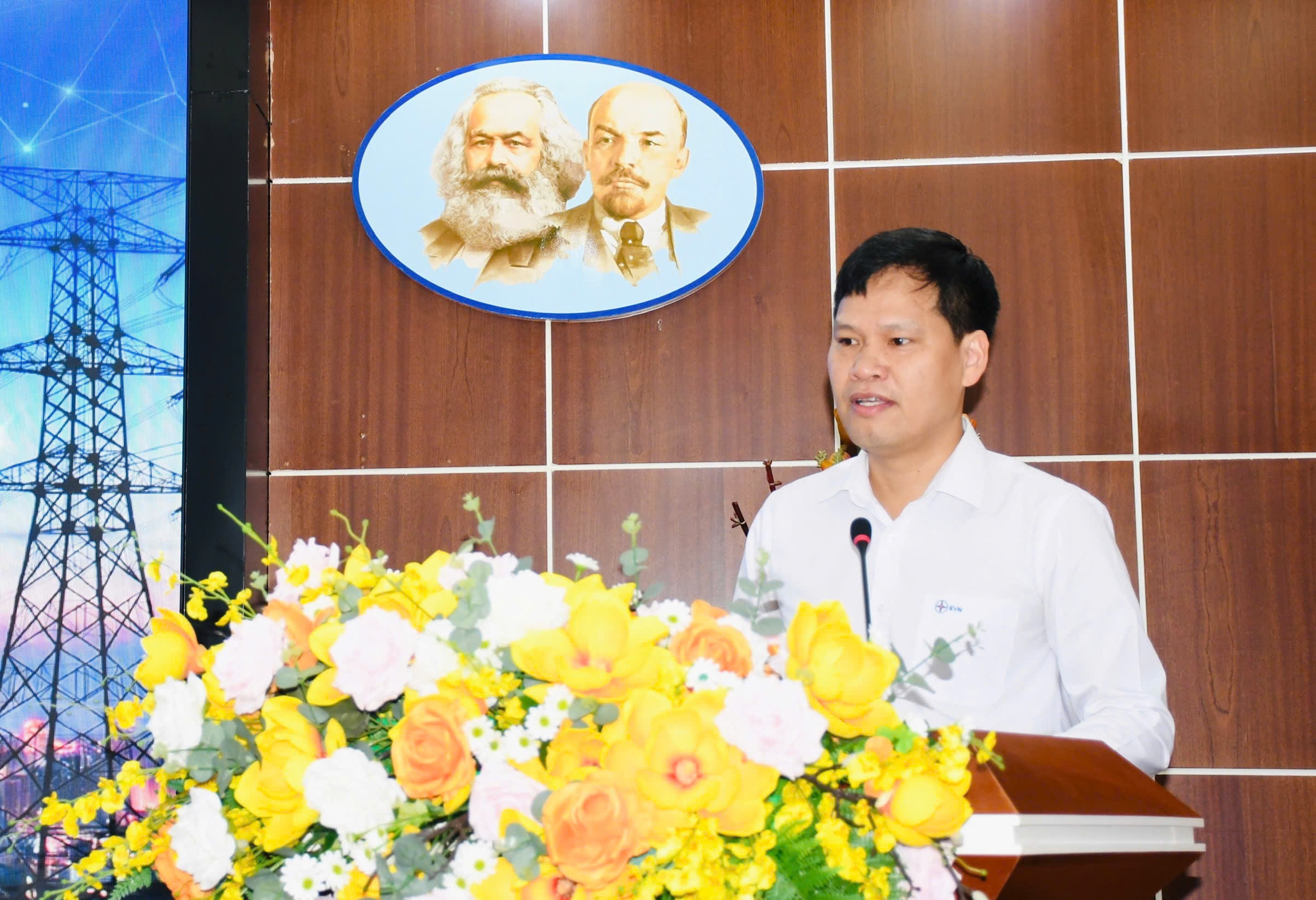 Phó Tổng Giám đốc Tổng công ty Điện lực miền Nam (EVNSPC) Bùi Quốc Hoan phát biểu 