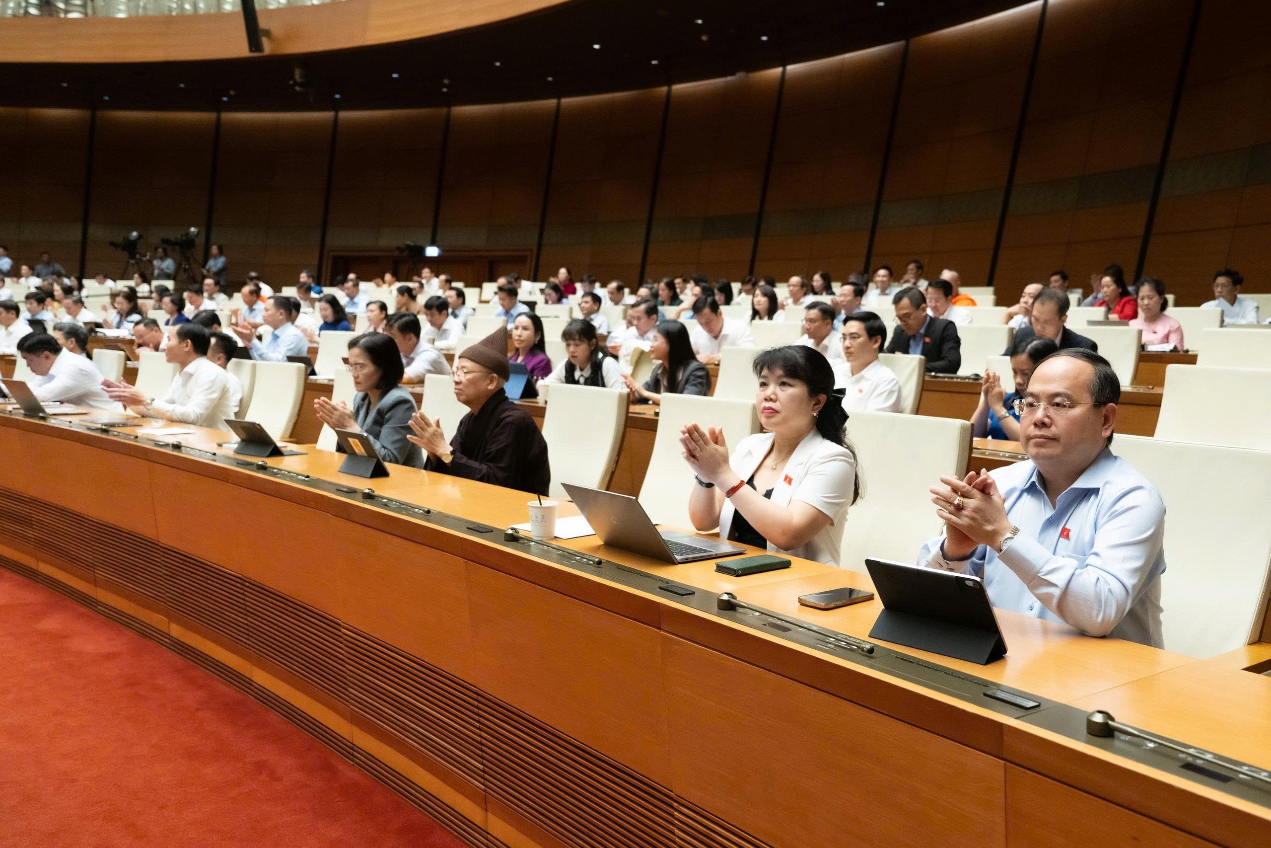 biểu quyết thông qua 2