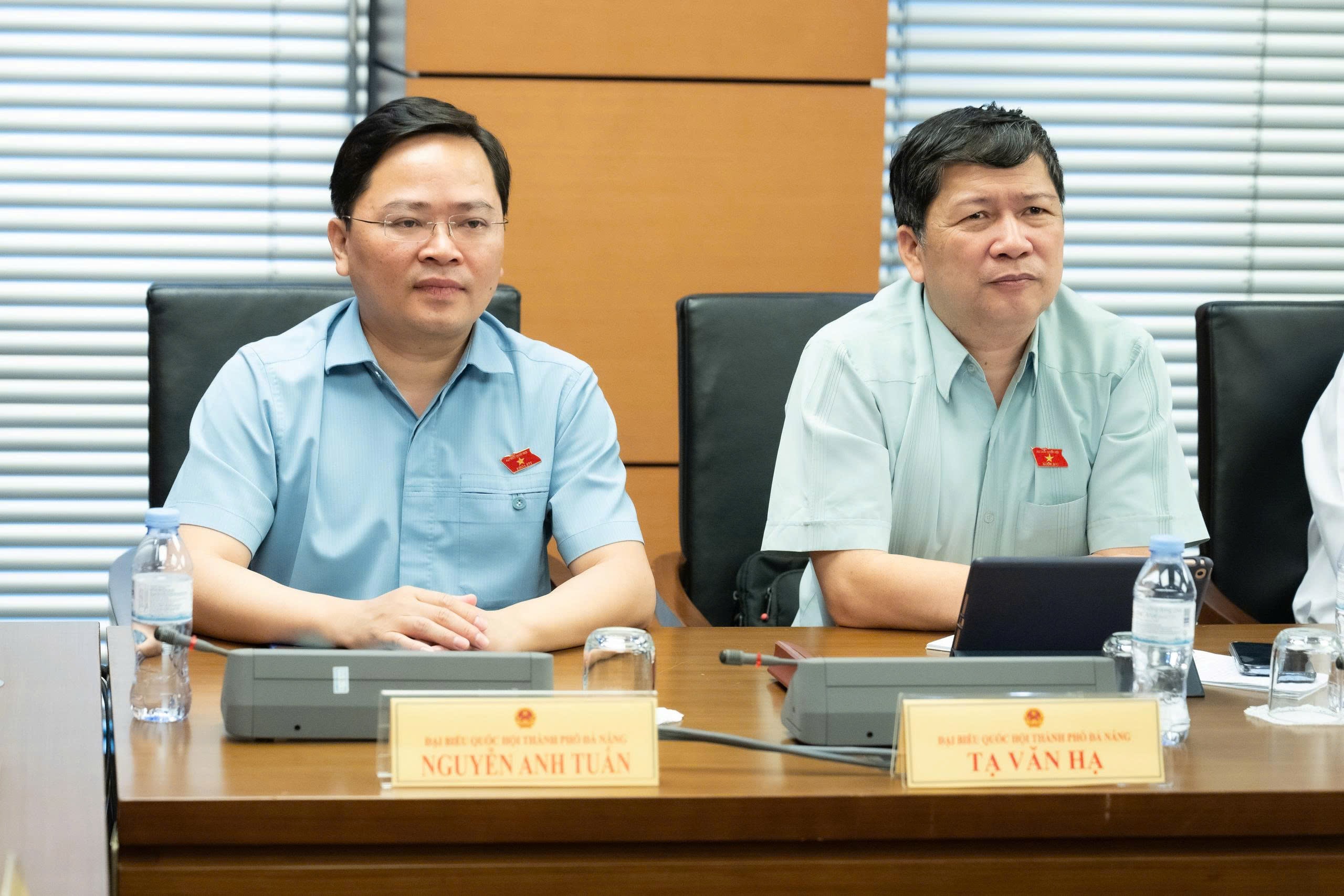Các đại biểu tham dự phiên thảo luận tổ chiều 21.4. Ảnh Hồ Long