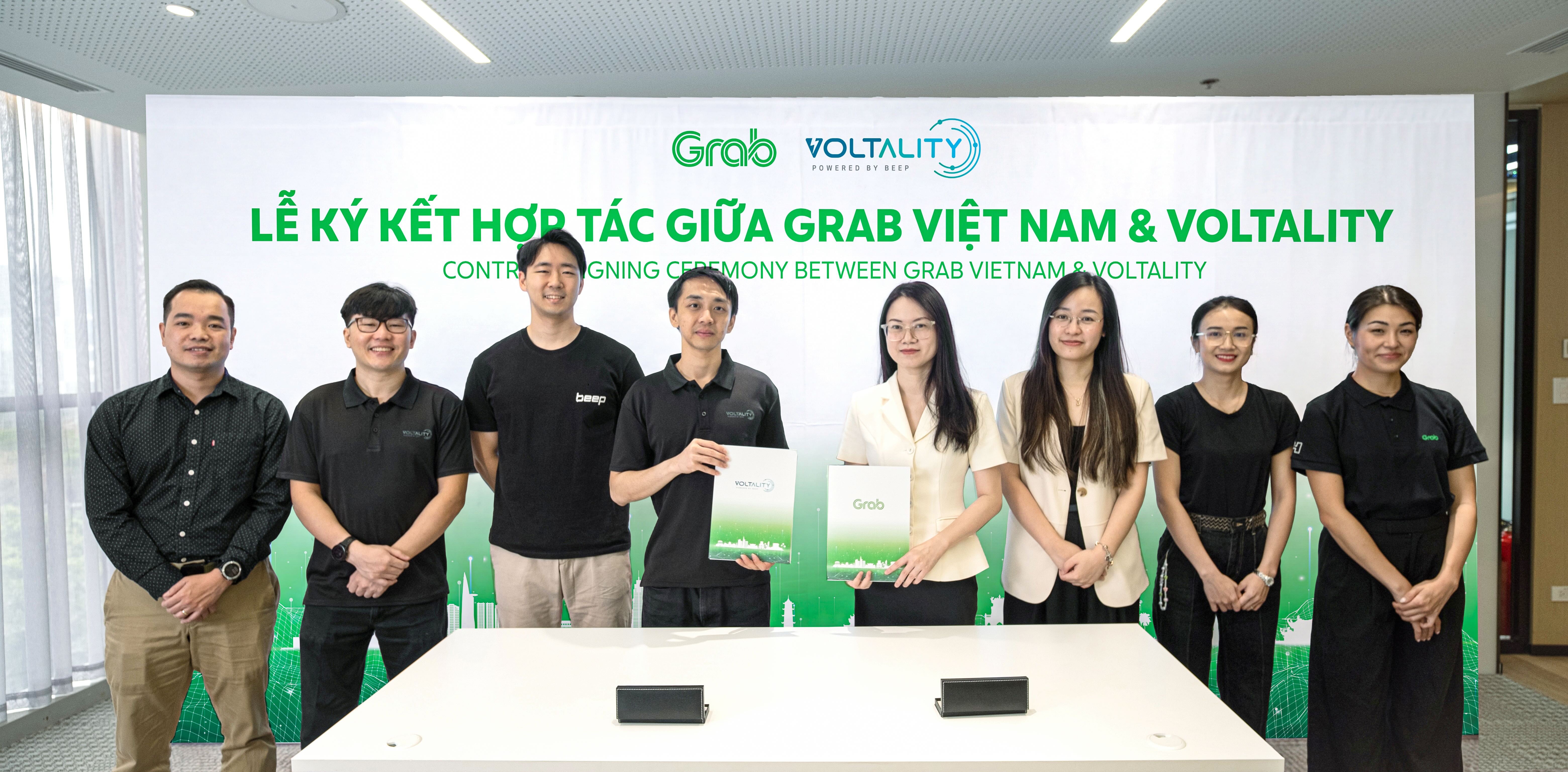 Đại diện Grab Việt Nam và đại diện Voltality ký kết hợp đồng hợp tác