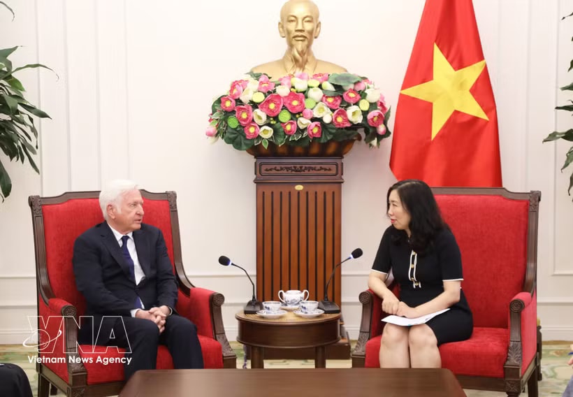 Deputy Minister of Foreign Affairs Le Thi Thu Hang (R) meets with Honorary Consul of Vietnam in Ireland Patrick McKillen in Hanoi on April 21. (Photo: VNA)