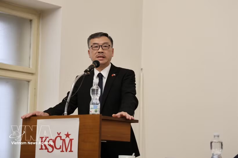 Vietnamese Ambassador to the Czech Republic Duong Hoai Nam speaks at the event. (Photo: VNA)