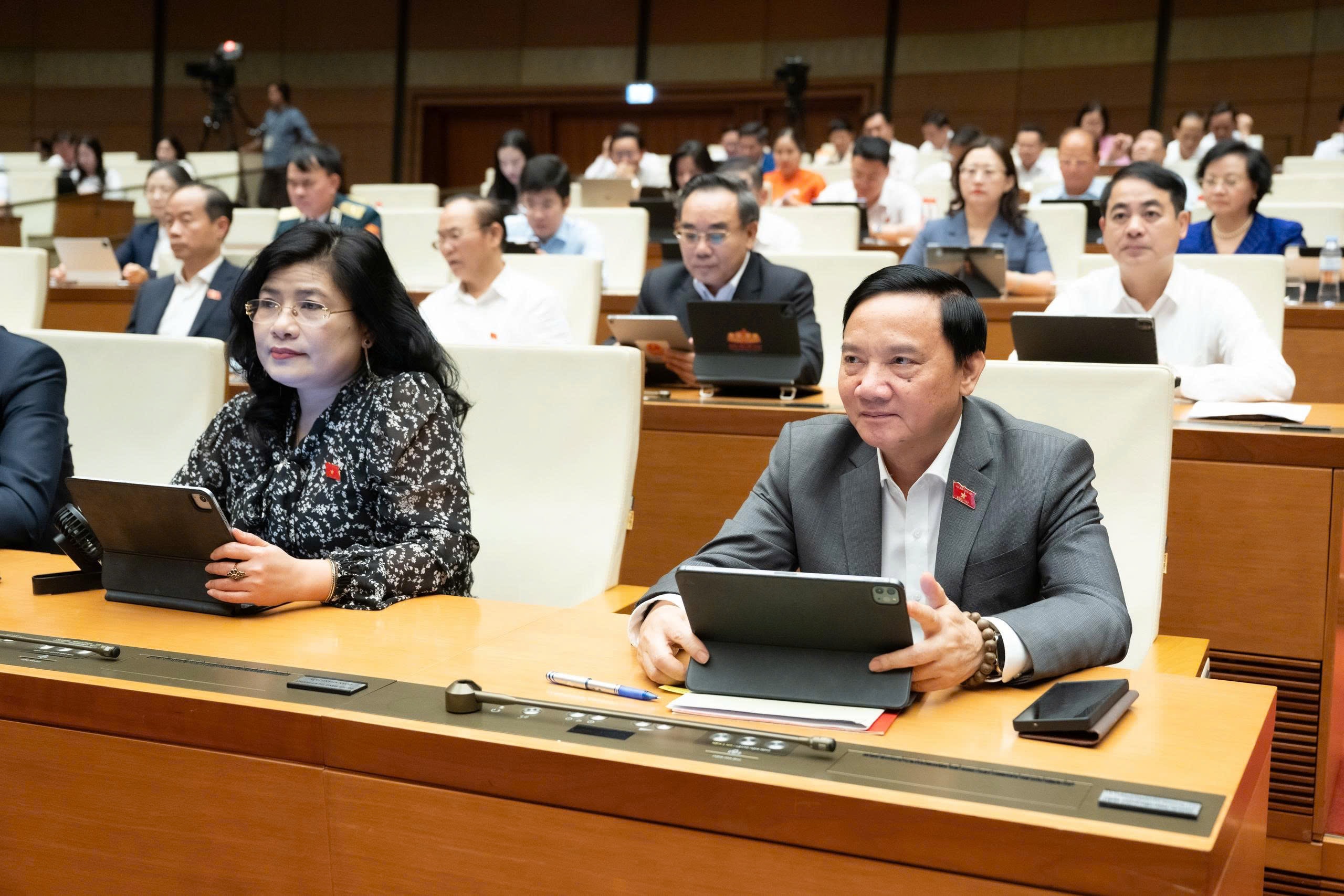 Quốc hội biểu quyết thông qua việc bổ sung chương trình Kỳ họp thứ Nhất 4