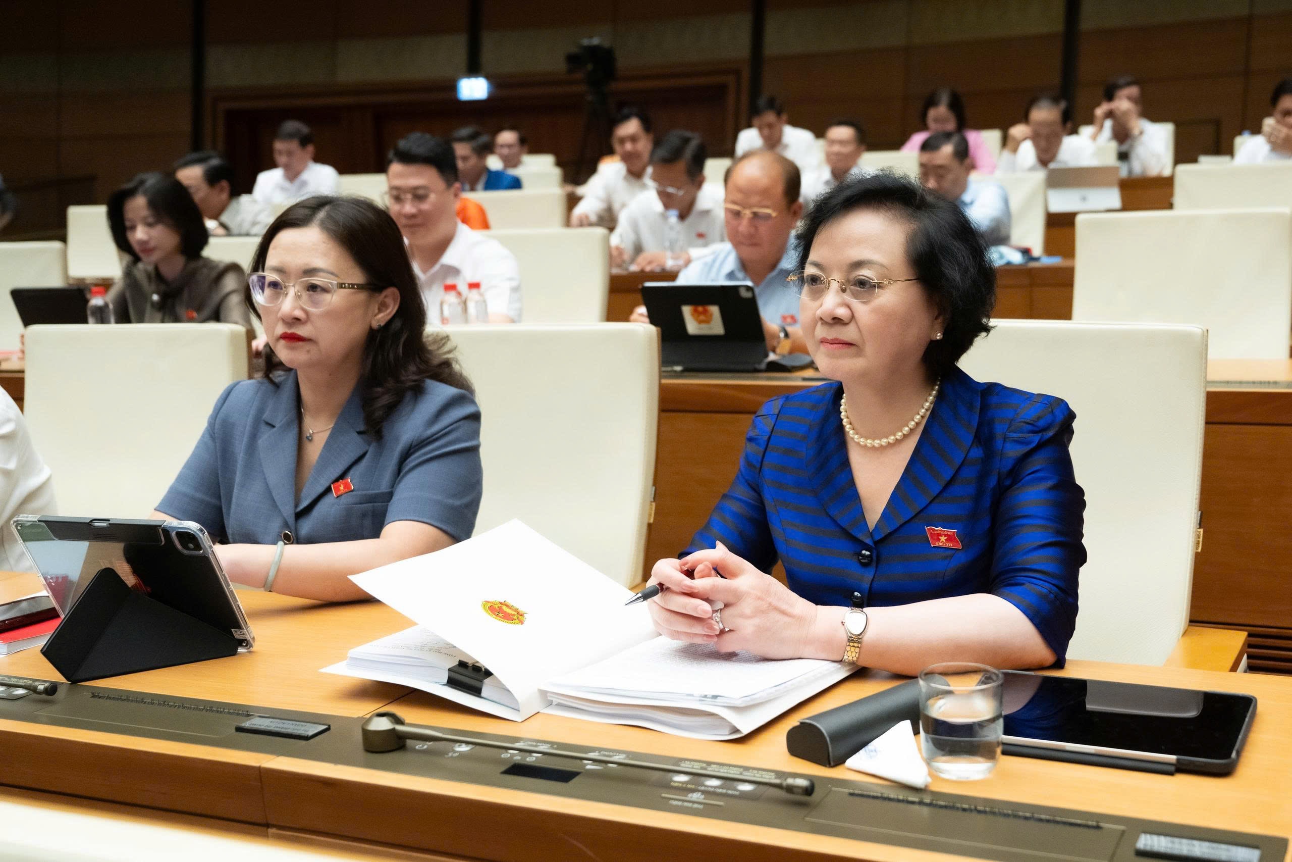 Quốc hội biểu quyết thông qua việc bổ sung chương trình Kỳ họp thứ Nhất 6