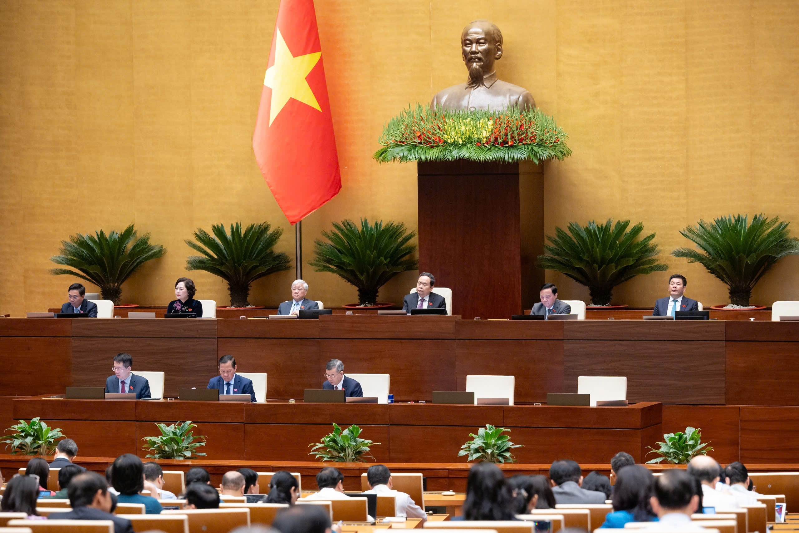 Quốc hội thảo luận ở hội trường 12