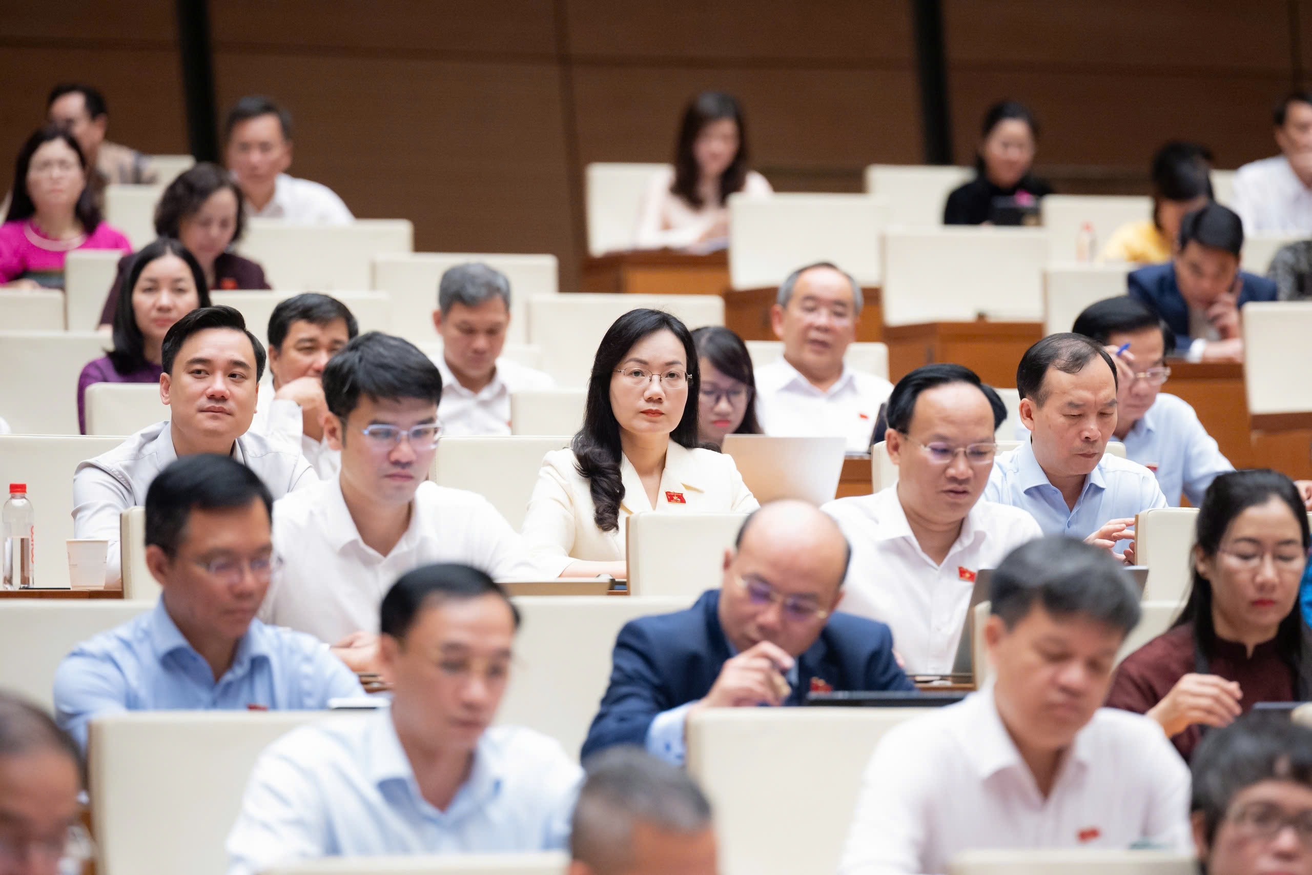 Quốc hội thảo luận ở hội trường 13