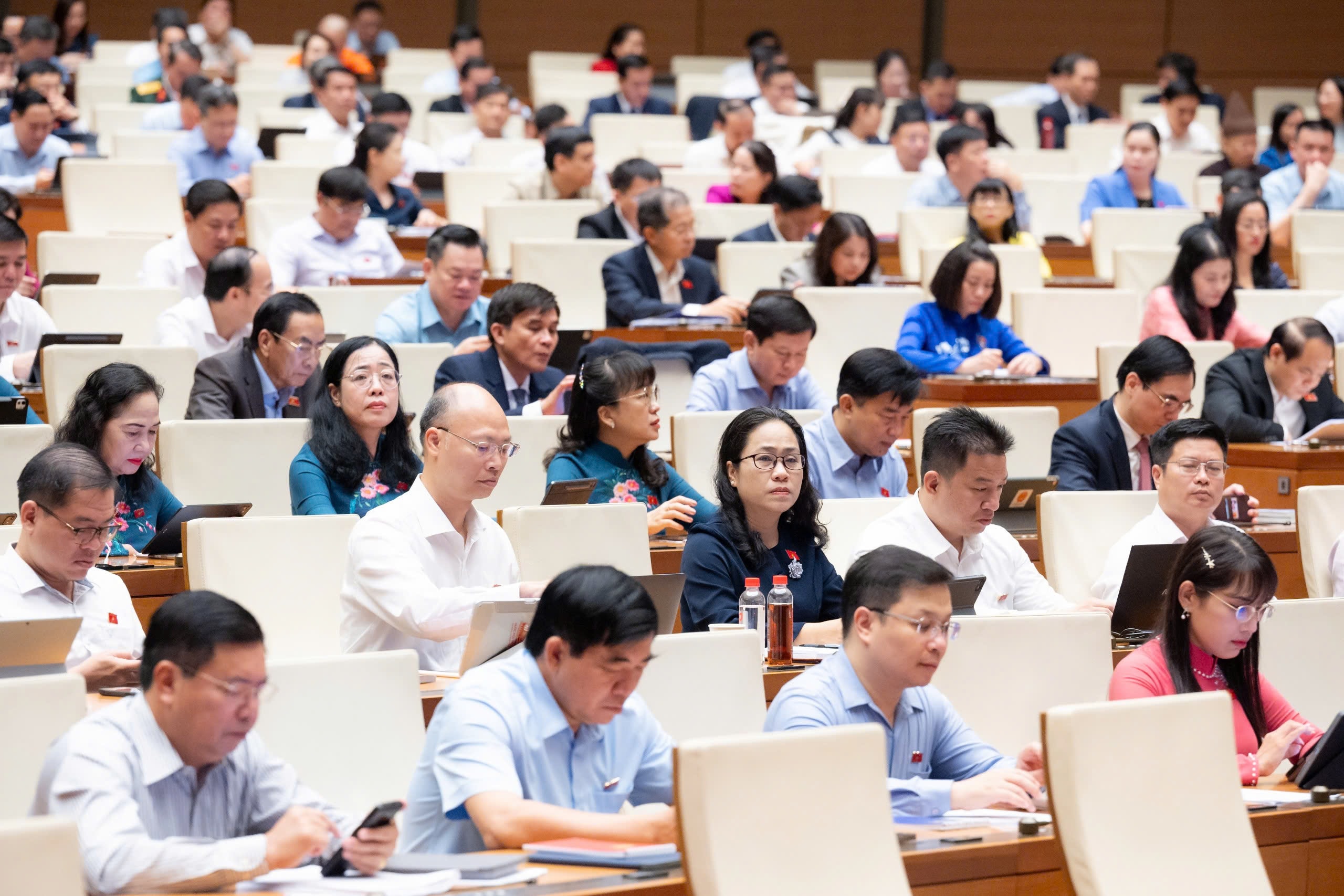 Quốc hội thảo luận ở hội trường 14